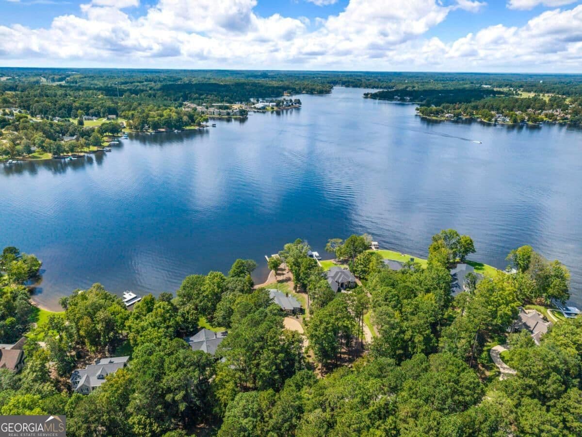 3 bedroom, 3 bathroom, 4,419 sq ft single family residence for sale at 131 Carolyn Drive, Eatonton, GA 31024 — photo 6