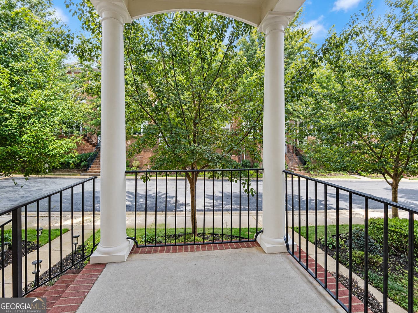 3 bedroom, 3.5 bathroom, 1,857 sq ft townhouse for sale at 2318 Limehurst Drive, Brookhaven, GA 30319 — photo 3