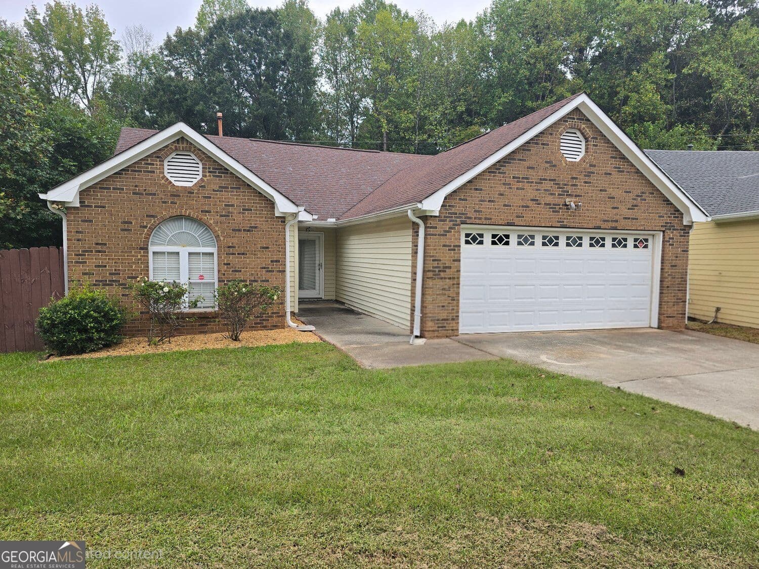 3 bedroom, 2 bathroom, 1,478 sq ft single family residence for sale at 135 Gingerbread Place, Fayetteville, GA 30214 — photo 1 of 24