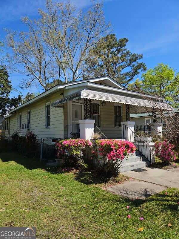 3 bedroom, 2 bathroom, 1,170 sq ft single family residence for sale at 906 E 38th Street, Savannah, GA 31401 — photo 1 of 43