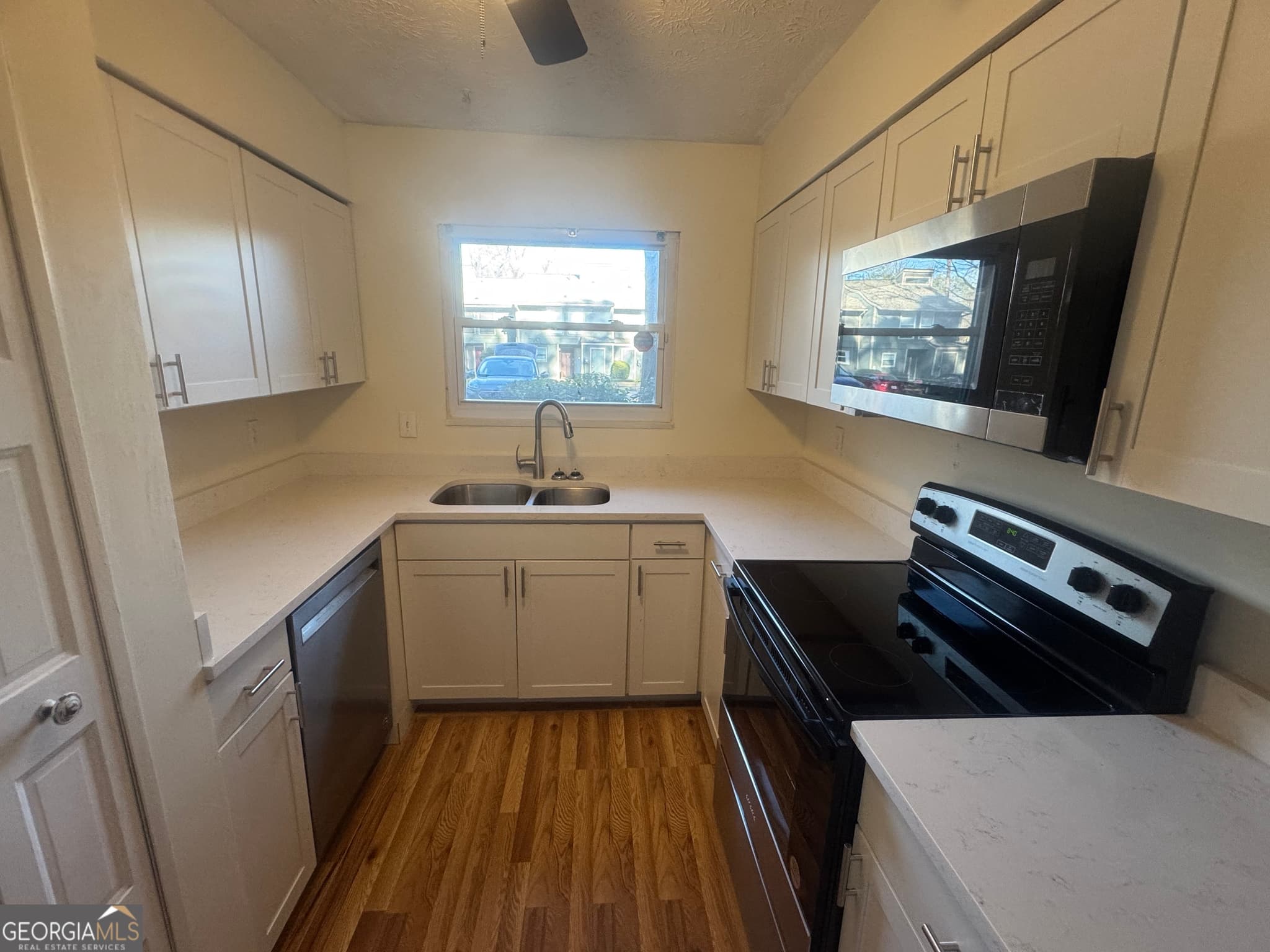 3 bedroom, 2.5 bathroom, 1,492 sq ft condominium for sale at 3563 Splinterwood Road, Peachtree Corners, GA 30092 — photo 3