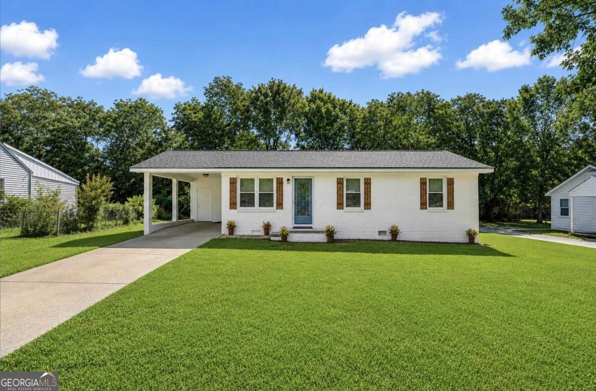 3 bedroom, 1 bathroom, 975 sq ft single family residence for sale at 1015 Highland Avenue, Madison, GA 30650
