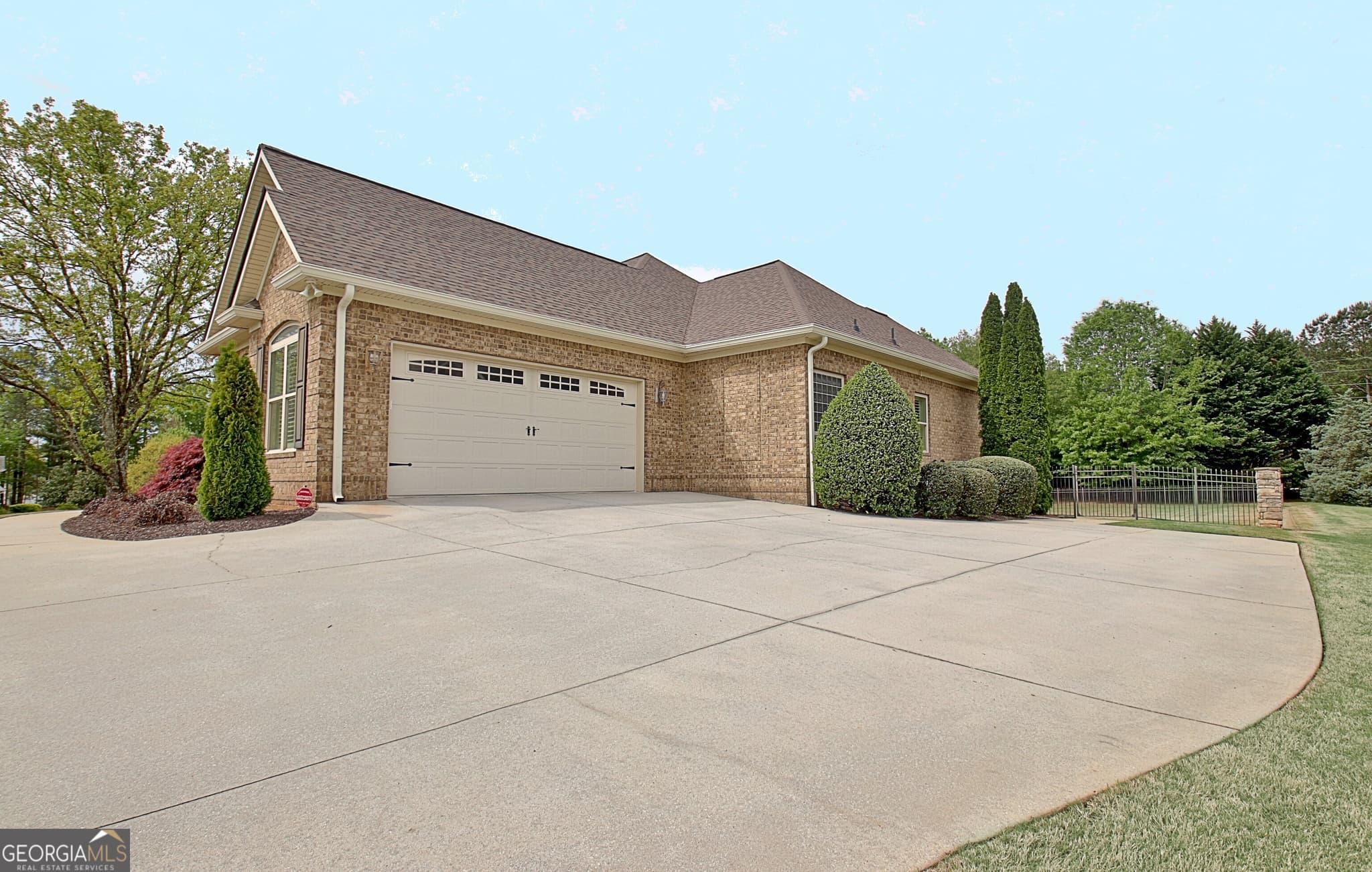 5 bedroom, 4.5 bathroom, 6,422 sq ft single family residence for sale at 100 Wickham Drive, Tyrone, GA 30290 — photo 5