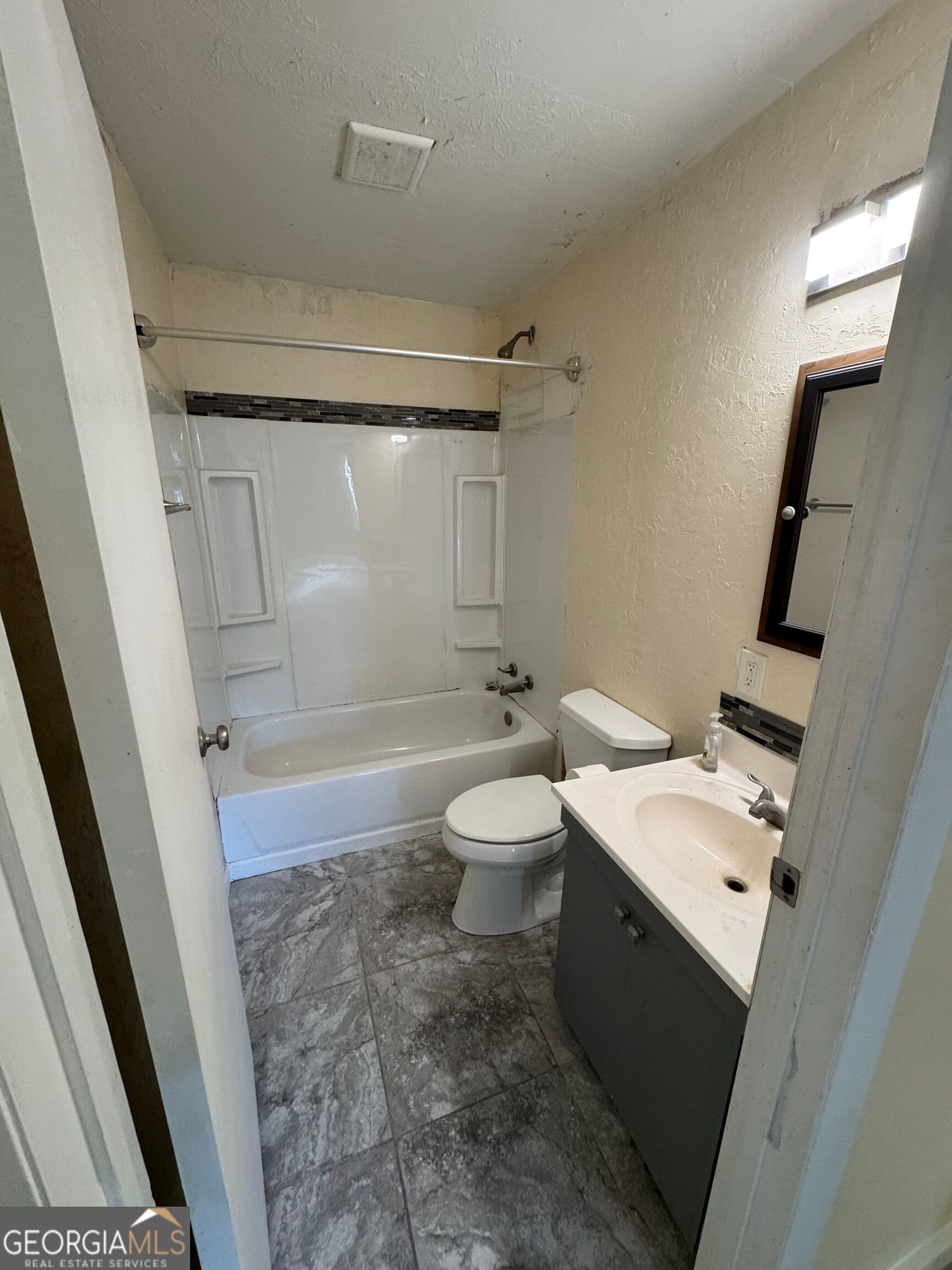 2 bedroom, 2 bathroom, 947 sq ft single family residence under contract at 1036 Shrine Club Road, Jesup, GA 31545 — photo 6