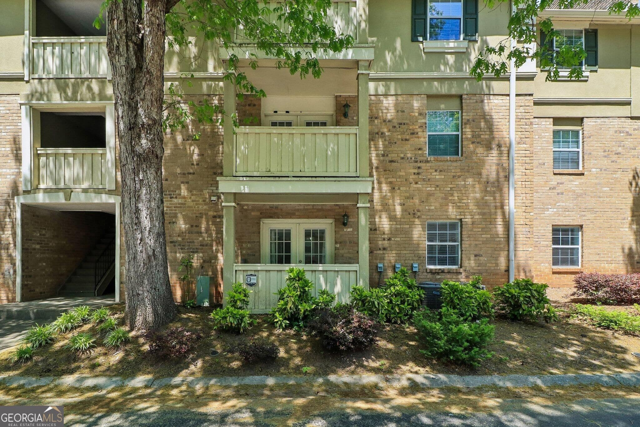 2 bedroom, 2 bathroom, 1,040 sq ft condominium for sale at 6900 Roswell Road Q29, Atlanta, GA 30328 — photo 2