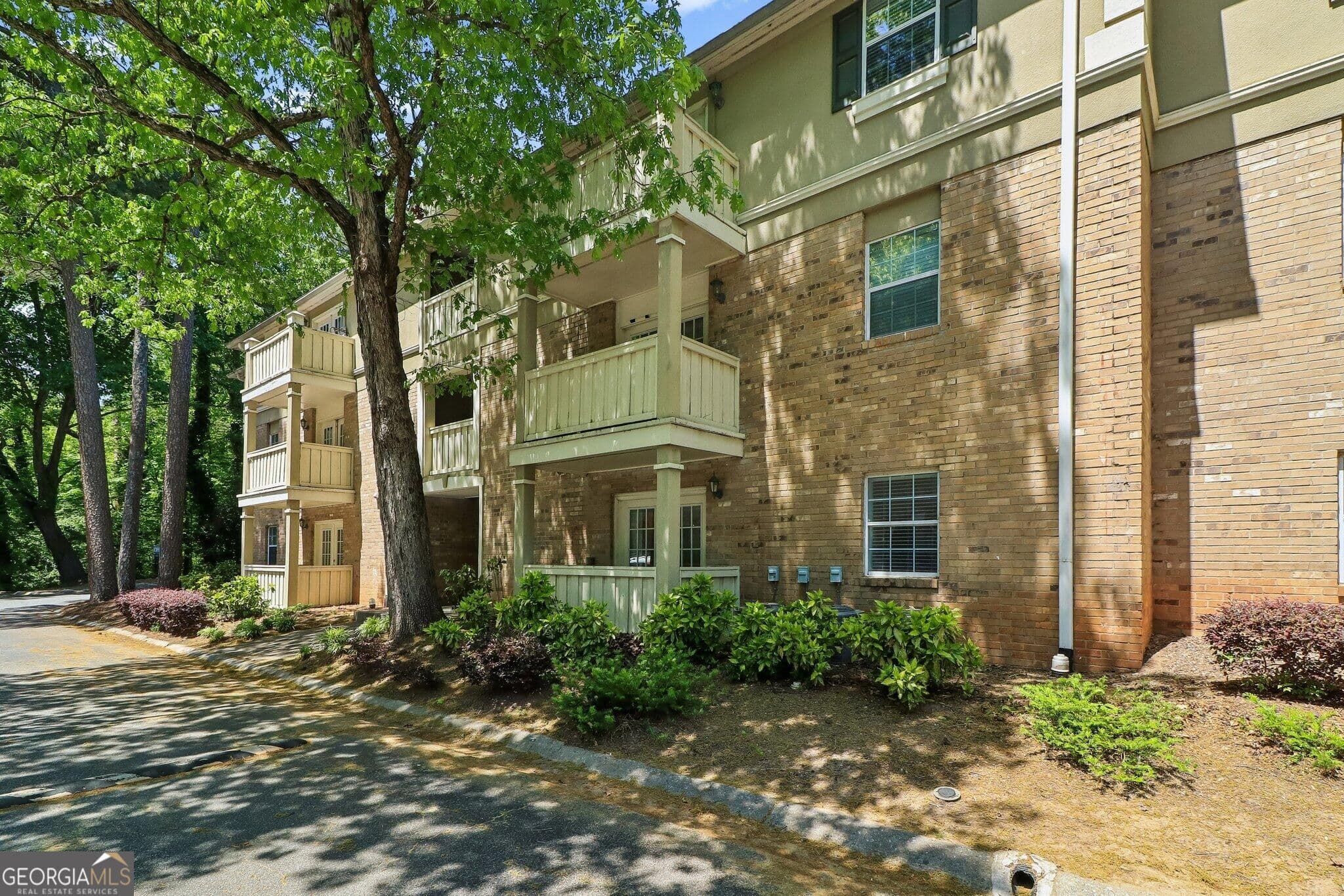 2 bedroom, 2 bathroom, 1,040 sq ft condominium for sale at 6900 Roswell Road Q29, Atlanta, GA 30328 — photo 3
