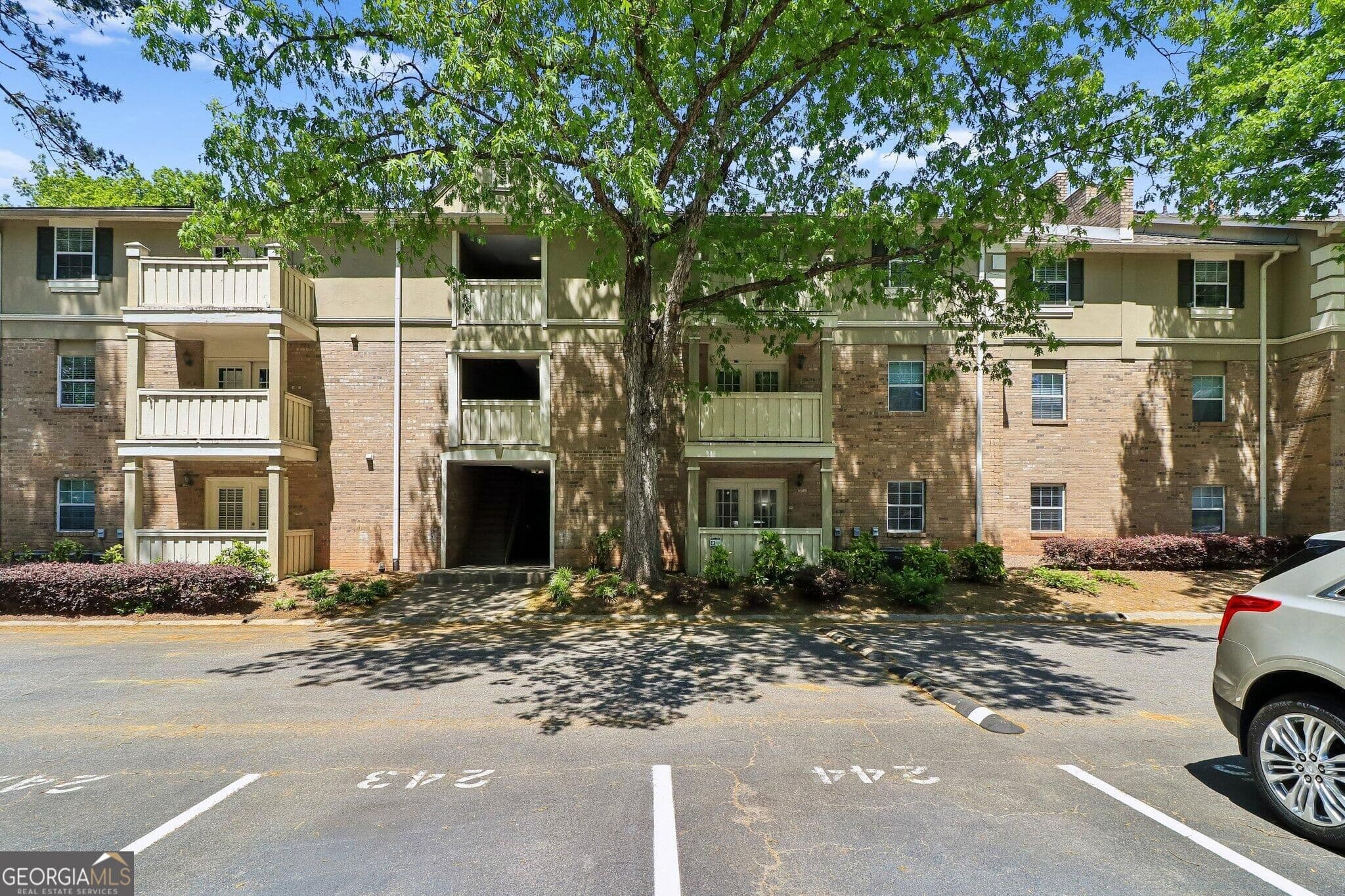 2 bedroom, 2 bathroom, 1,040 sq ft condominium for sale at 6900 Roswell Road Q29, Atlanta, GA 30328 — photo 1 of 24