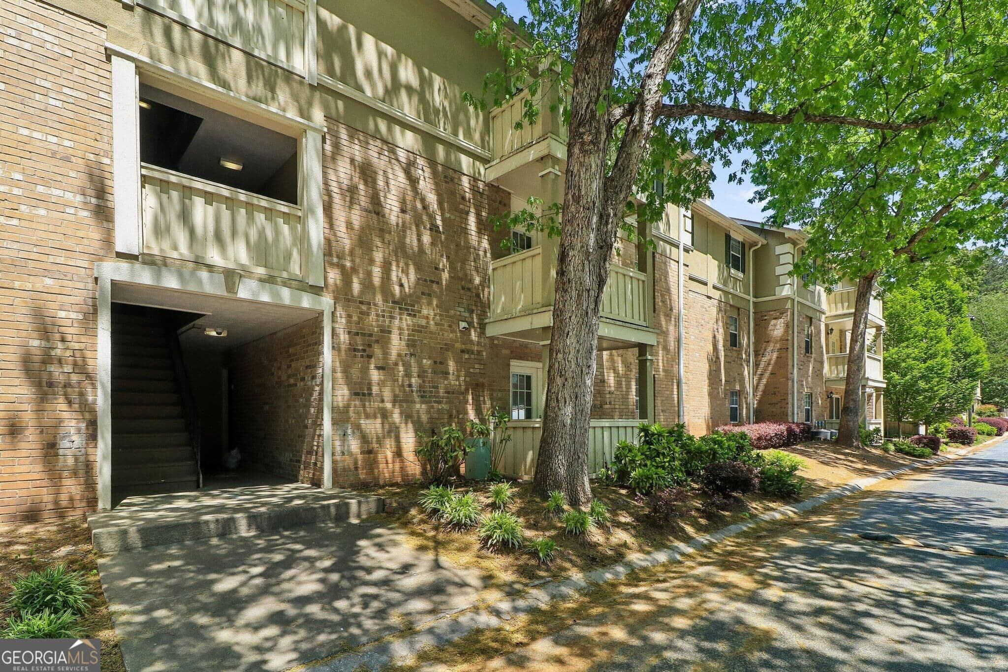 2 bedroom, 2 bathroom, 1,040 sq ft condominium for sale at 6900 Roswell Road Q29, Atlanta, GA 30328 — photo 4