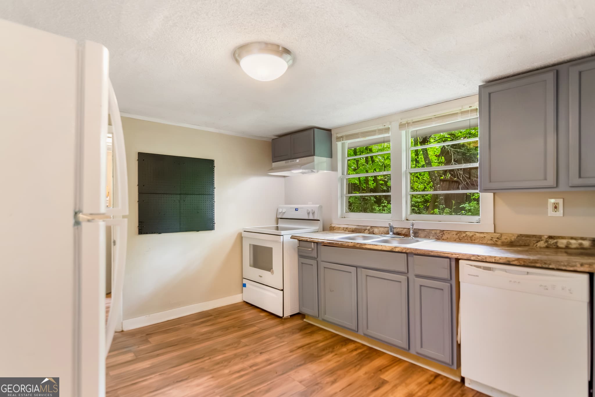3 bedroom, 1 bathroom, 1,075 sq ft single family residence for sale at 11 Whisper Lane, Ellijay, GA 30536 — photo 2
