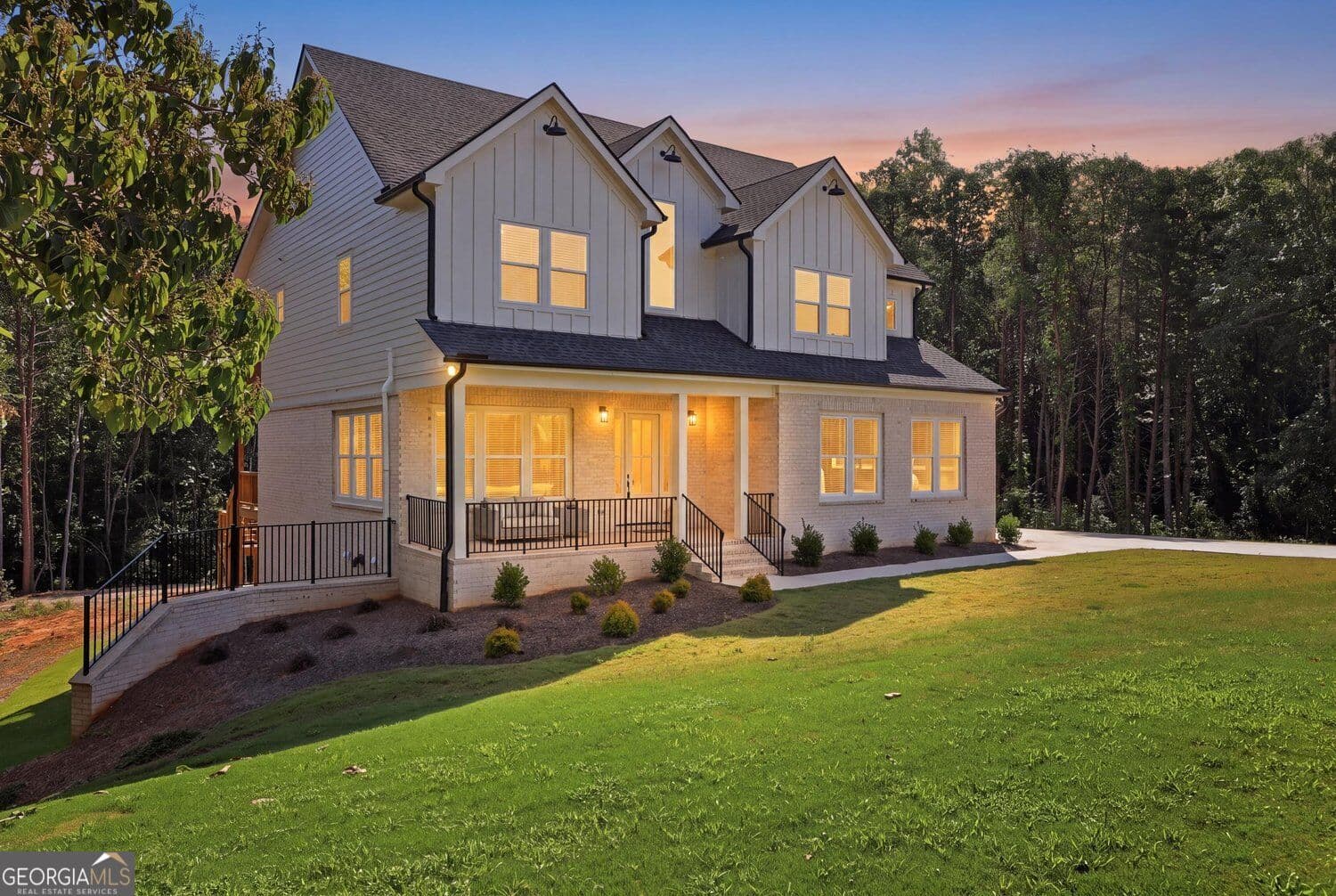 4 bedroom, 4.5 bathroom, 5,246 sq ft single family residence for sale at 418 Beachwood Drive, Cornelia, GA 30531 — photo 2