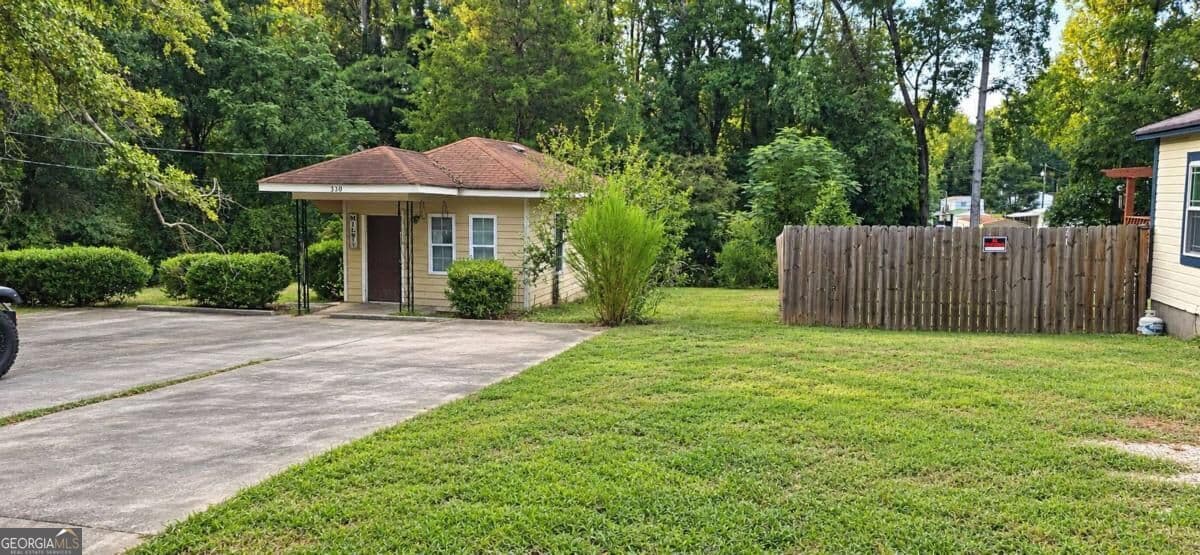 2 bedroom, 1 bathroom, 816 sq ft single family residence for sale at 330 Walker Drive, Monroe, GA 30655
