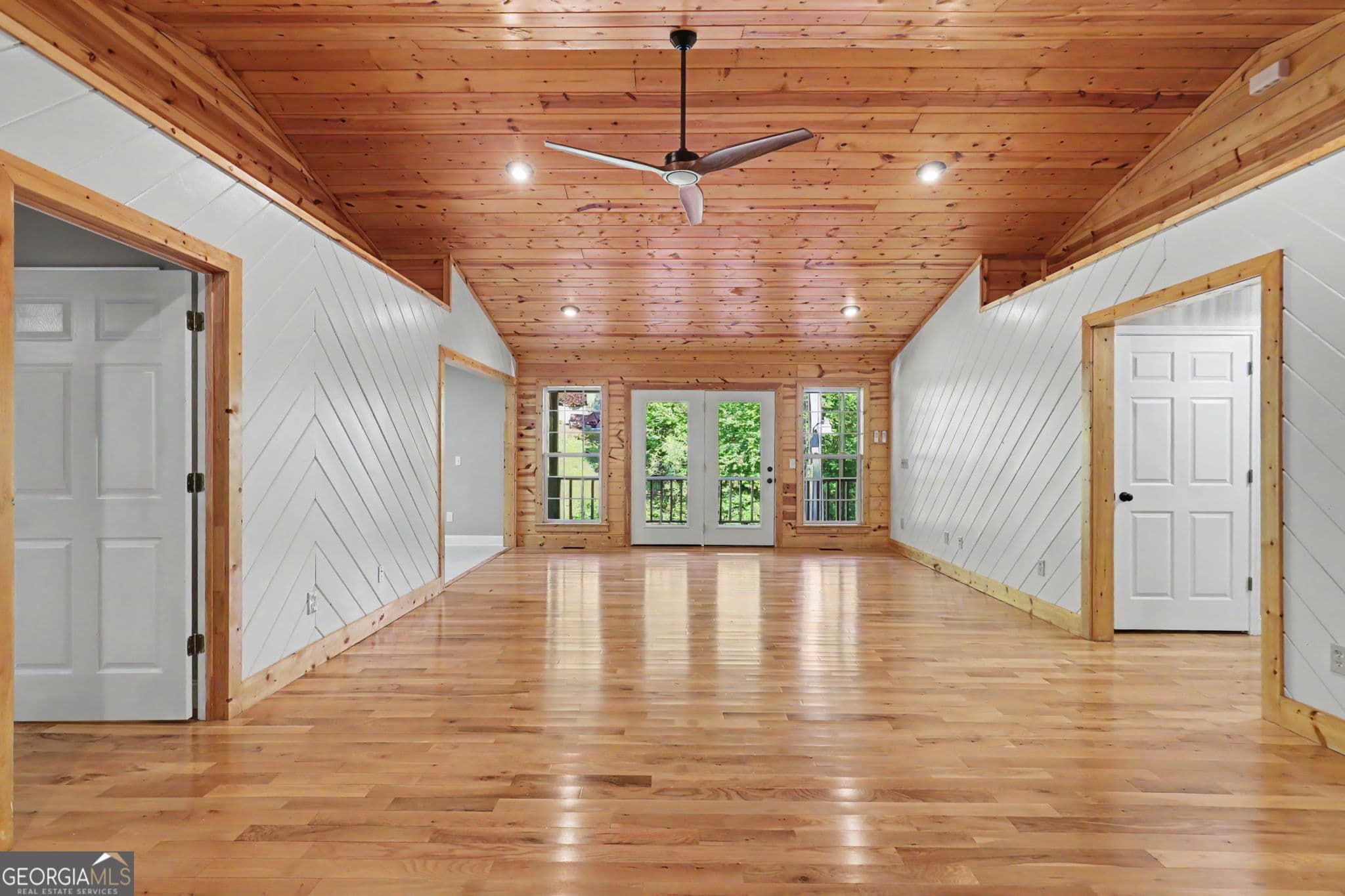 3 bedroom, 3 bathroom, 2,592 sq ft single family residence for sale at 1105 Henson Drive, Hiawassee, GA 30546 — photo 6