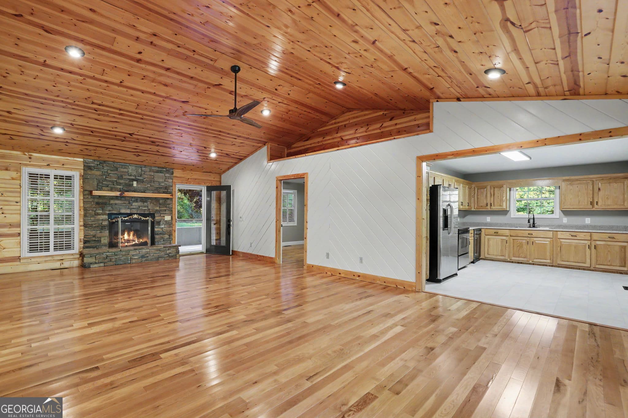 3 bedroom, 3 bathroom, 2,592 sq ft single family residence for sale at 1105 Henson Drive, Hiawassee, GA 30546 — photo 7