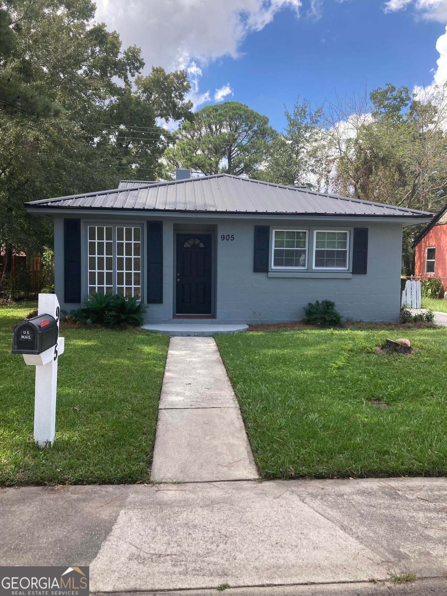 3 bedroom, 1 bathroom, 854 sq ft single family residence for sale at 905 Cubbedge Street, Savannah, GA 31415 — photo 1 of 18
