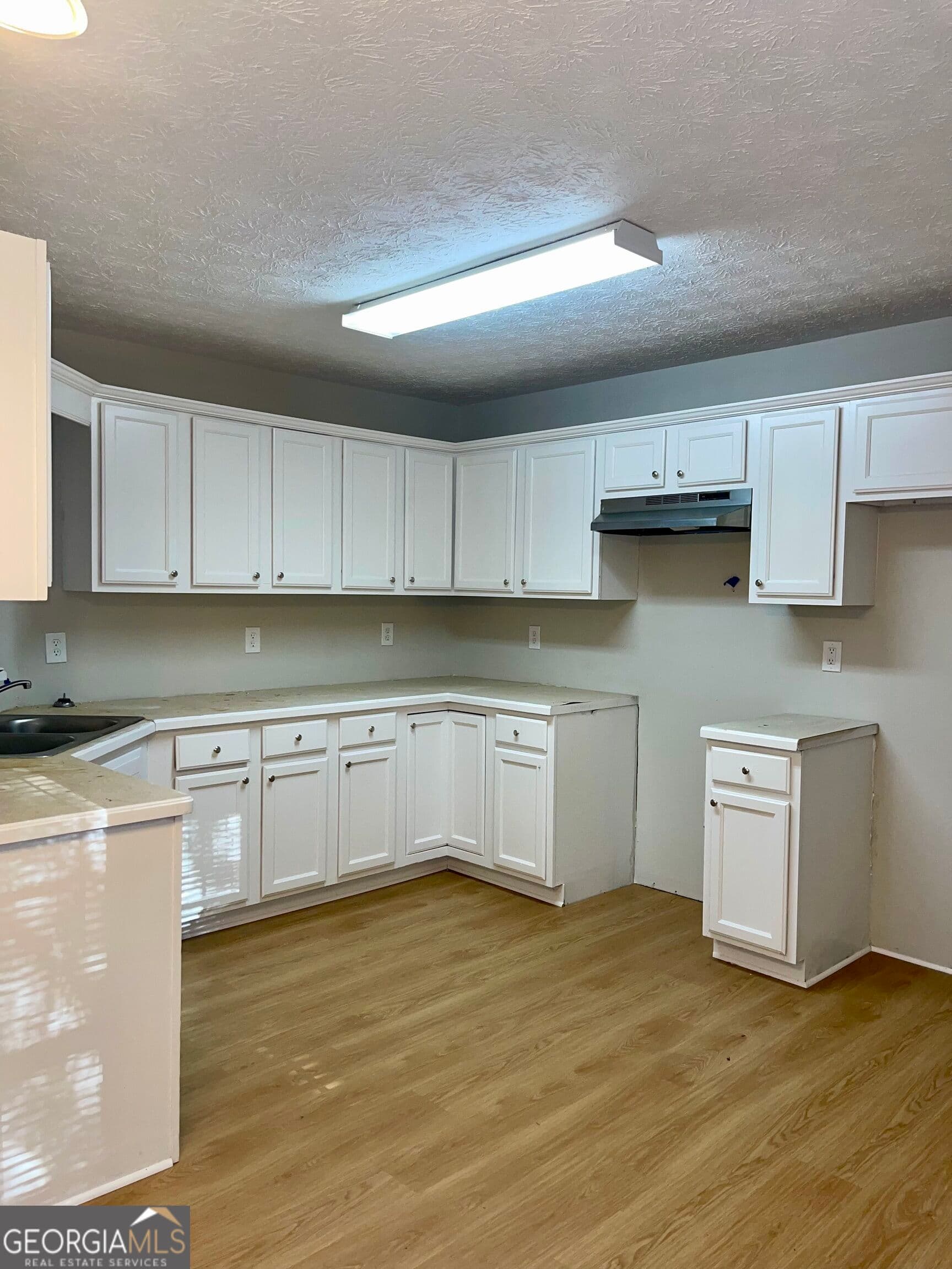 4 bedroom, 3 bathroom, 2,433 sq ft single family residence for rent at 8262 Parkwood Place, Jonesboro, GA 30238 for $1,950 a month — photo 4