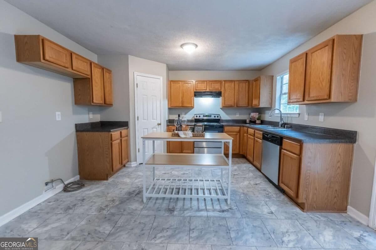 4 bedroom, 3 bathroom, 2,681 sq ft single family residence for sale at 3458 Craggy Perch, Douglasville, GA 30135 — photo 8