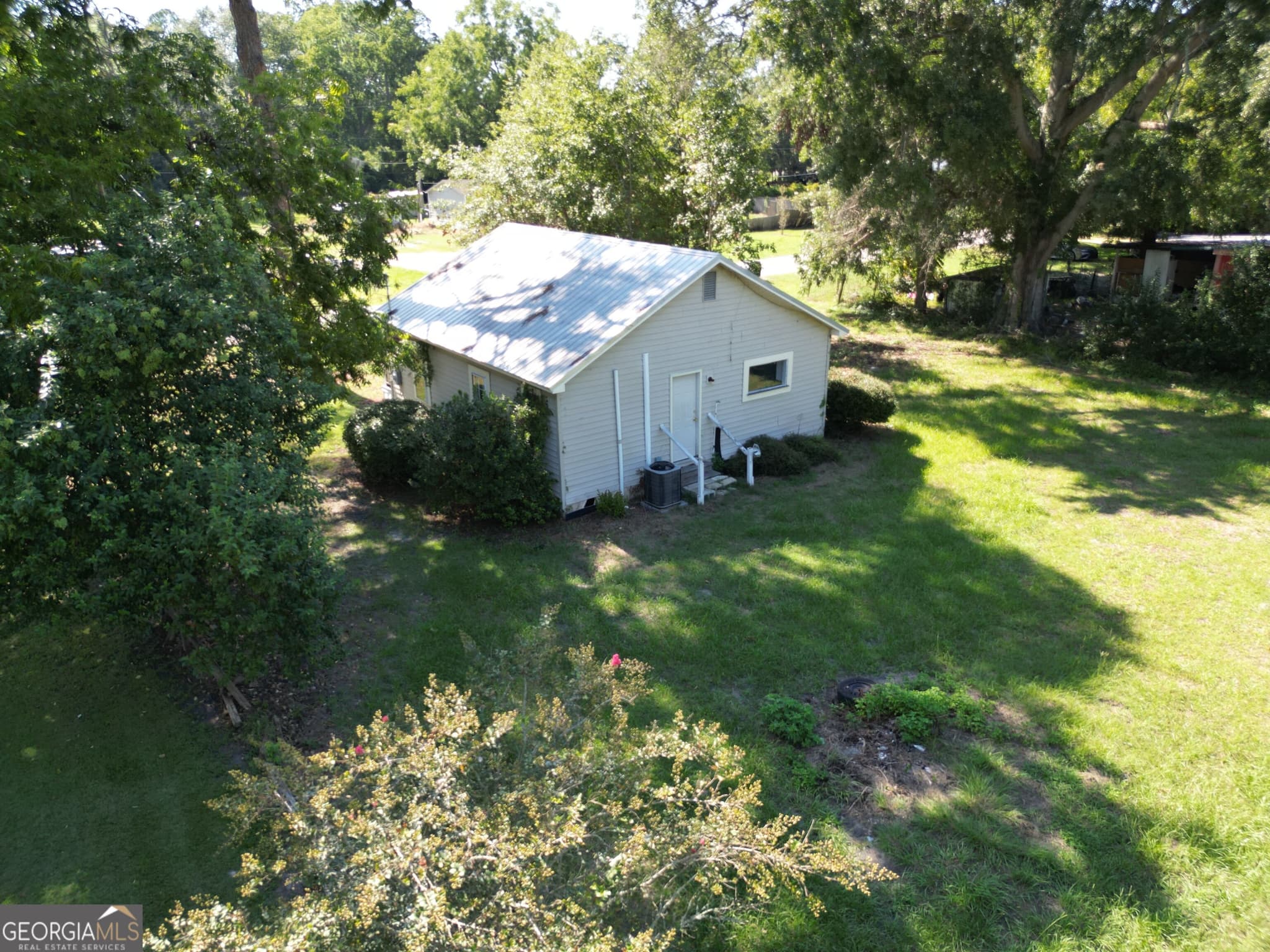 2 bedroom, 1 bathroom, 728 sq ft single family residence for sale at 77 S Bobby Street, Lenox, GA 31637 — photo 3
