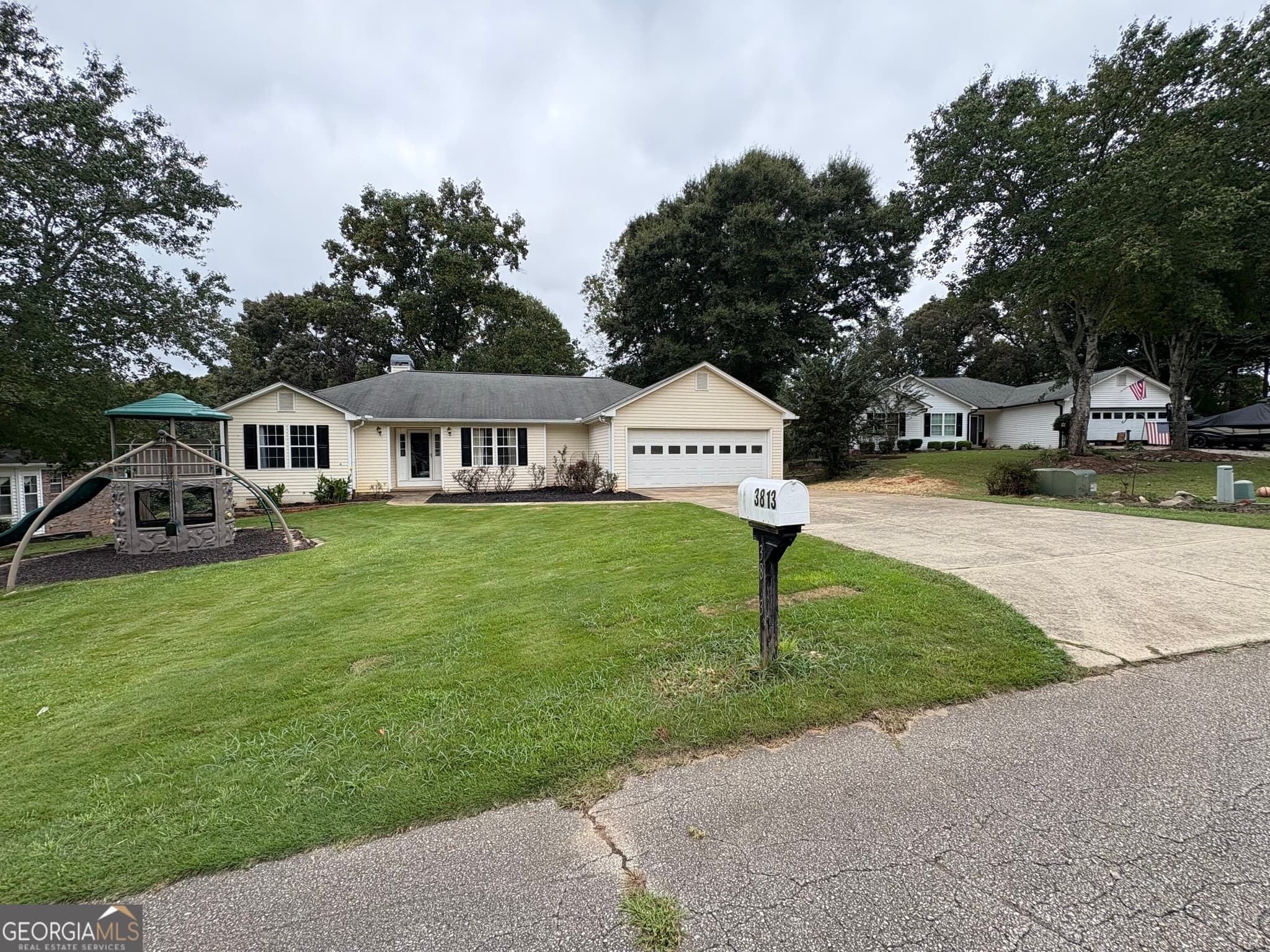 3 bedroom, 2 bathroom, 3,850 sq ft single family residence for rent at 3813 N Rivercrest Drive, Gainesville, GA 30506 for $2,000 a month — photo 2