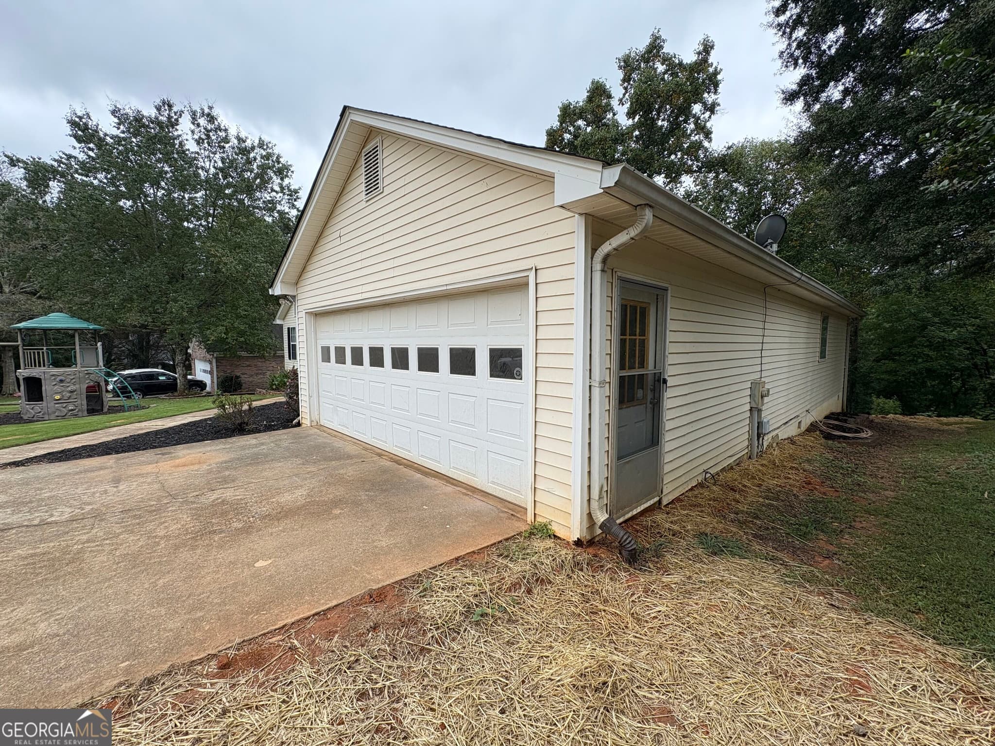 3 bedroom, 2 bathroom, 3,850 sq ft single family residence for rent at 3813 N Rivercrest Drive, Gainesville, GA 30506 for $2,000 a month — photo 3