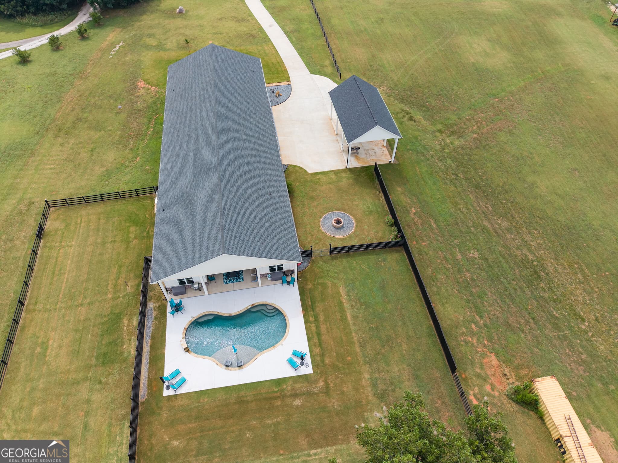 4 bedroom, 3.5 bathroom, 4,900 sq ft single family residence for sale at 3441 Seven Islands Road, Madison, GA 30650 — photo 6
