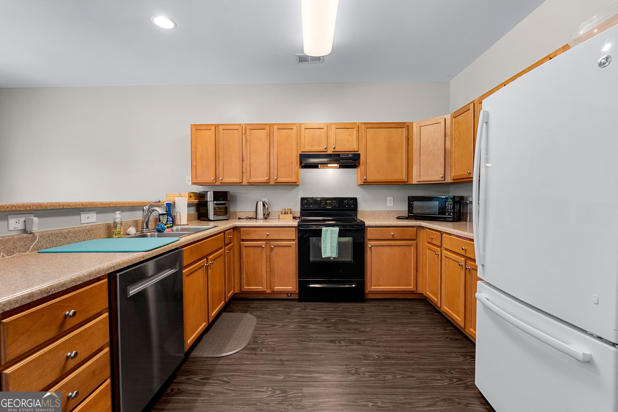 3 bedroom, 2.5 bathroom, 1,682 sq ft townhouse for sale at 143 Granite Way, Newnan, GA 30265 — photo 6