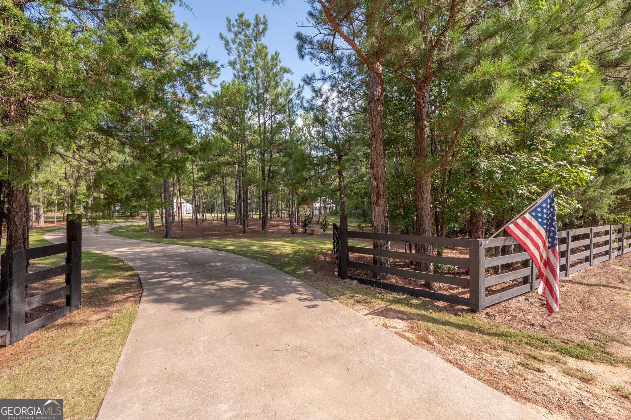 4 bedroom, 3 bathroom, 3,340 sq ft single family residence under contract at 1826 Pierce Road, Waverly Hall, GA 31831 — photo 4