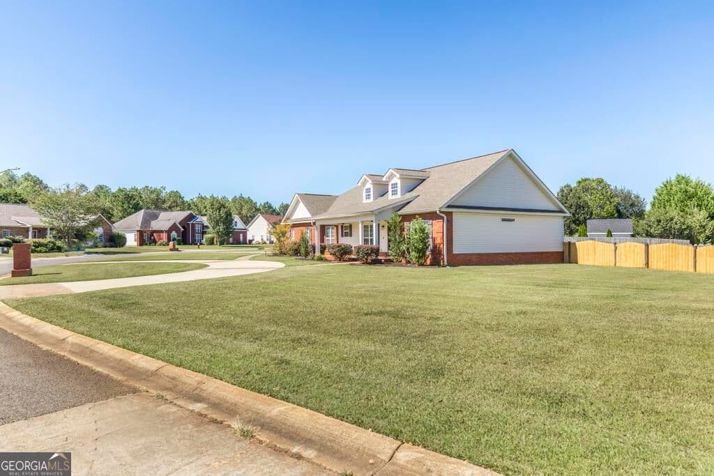 3 bedroom, 2 bathroom, 1,914 sq ft single family residence for sale at 256 Ellicott Drive, Warner Robins, GA 31088 — photo 4
