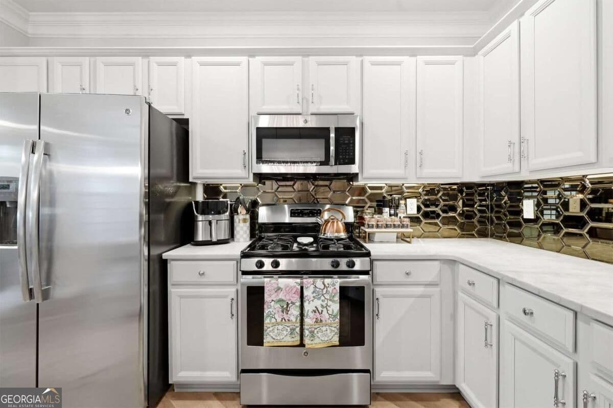 4 bedroom, 2.5 bathroom, 2,488 sq ft townhouse for sale at 11284 Musette Circle, Alpharetta, GA 30009 — photo 2