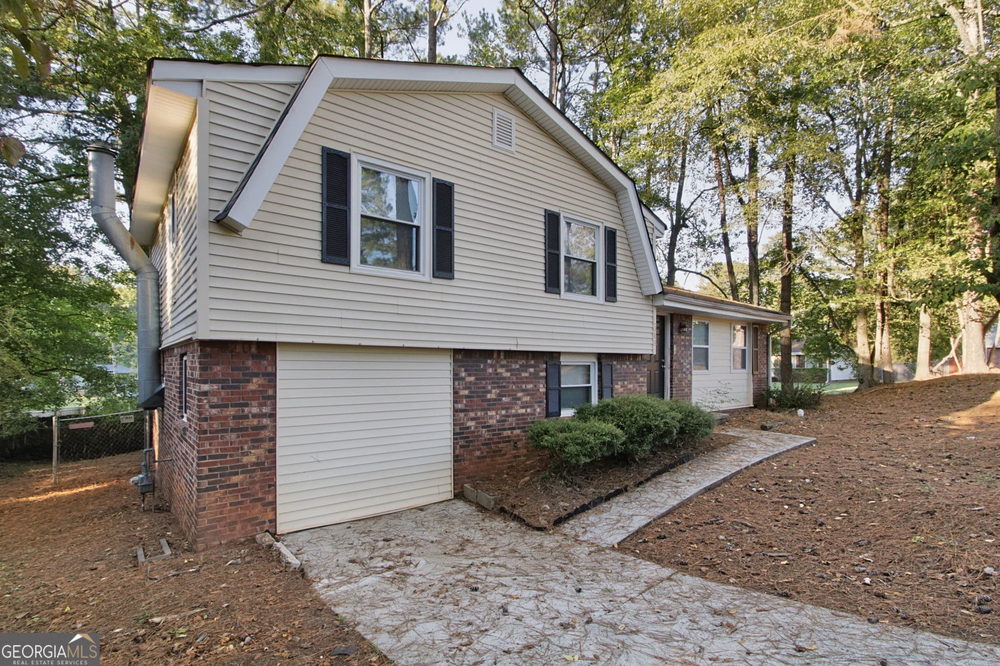 3 bedroom, 1.5 bathroom, 1,644 sq ft single family residence for sale at 1049 Soapstone Lane, Riverdale, GA 30296 — photo 2
