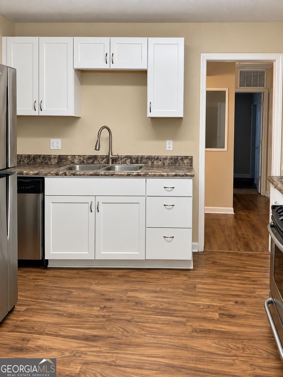 3 bedroom, 2 bathroom, 1,059 sq ft single family residence for sale at 207 Uncle Remus Court, Eatonton, GA 31024 — photo 4