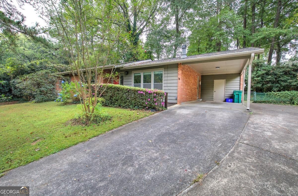 3 bedroom, 2 bathroom, 1,445 sq ft single family residence for sale at 1990 Glenroy Place, Smyrna, GA 30080 — photo 3