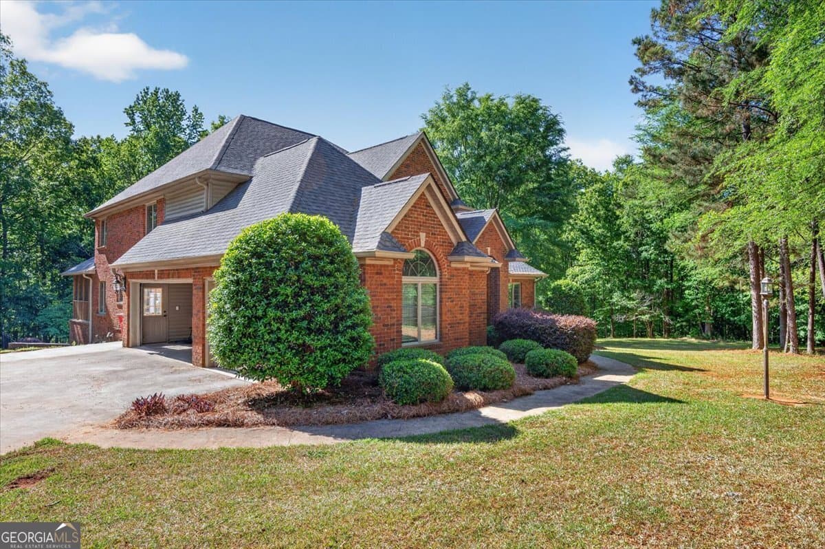 5 bedroom, 4.5 bathroom, 4,855 sq ft single family residence under contract at 52 Hamil Drive, Macon, GA 31220 — photo 4