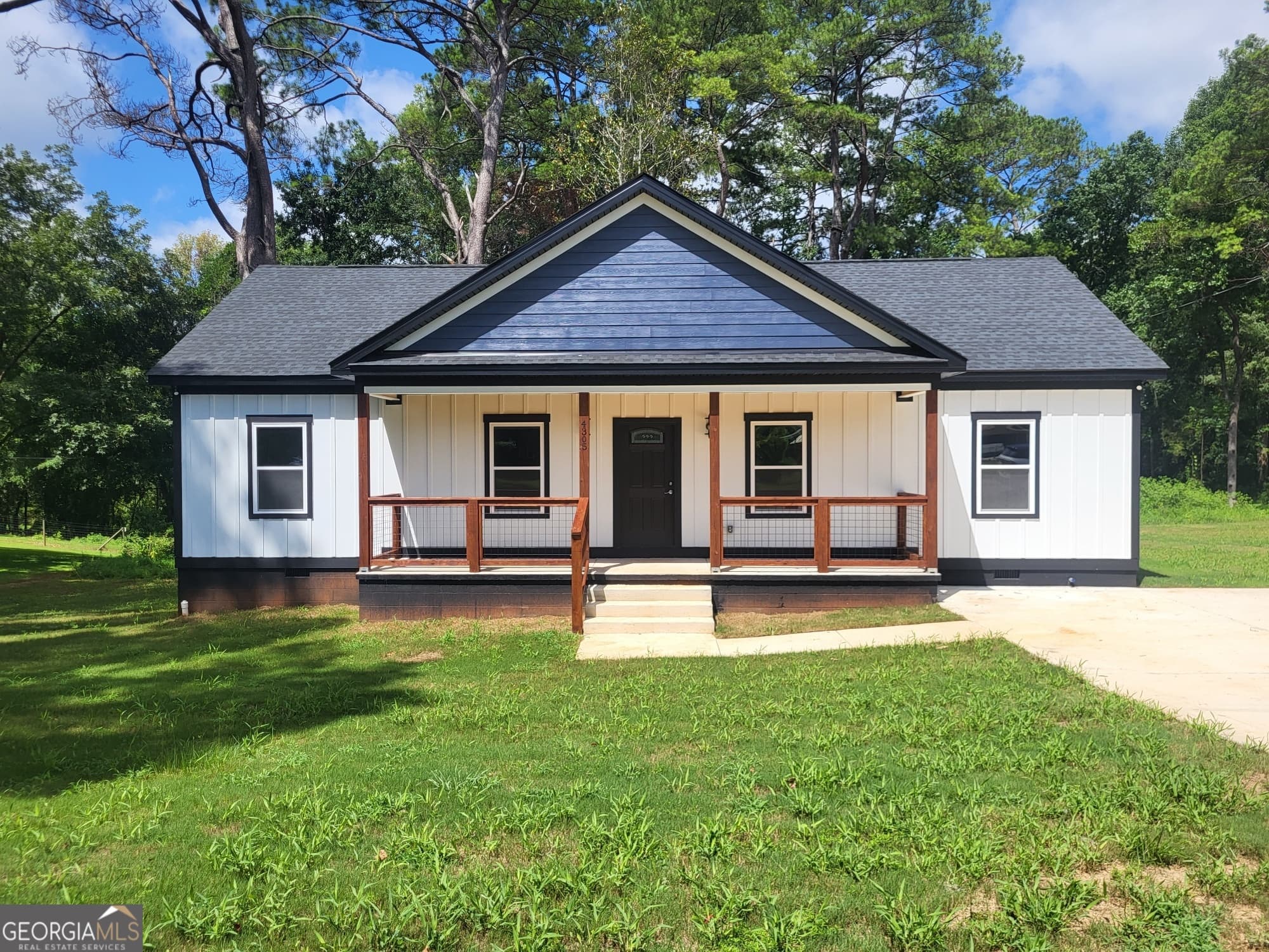 3 bedroom, 2 bathroom, 1,428 sq ft single family residence for sale at 4305 22nd Avenue, Valley, AL 36854