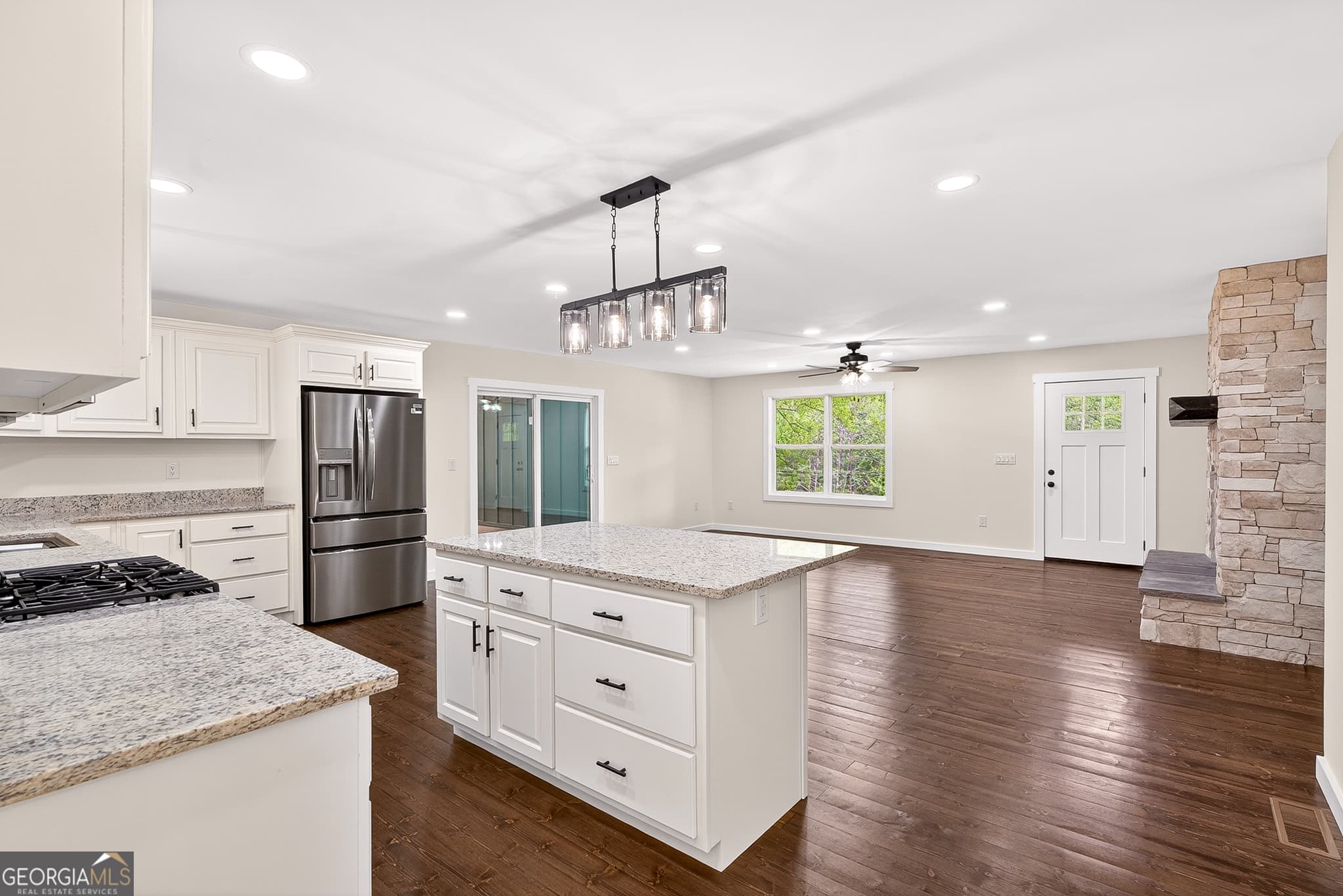 3 bedroom, 2 bathroom, 1,450 sq ft single family residence for sale at 21512 Highway 515, Blue Ridge, GA 30513 — photo 2