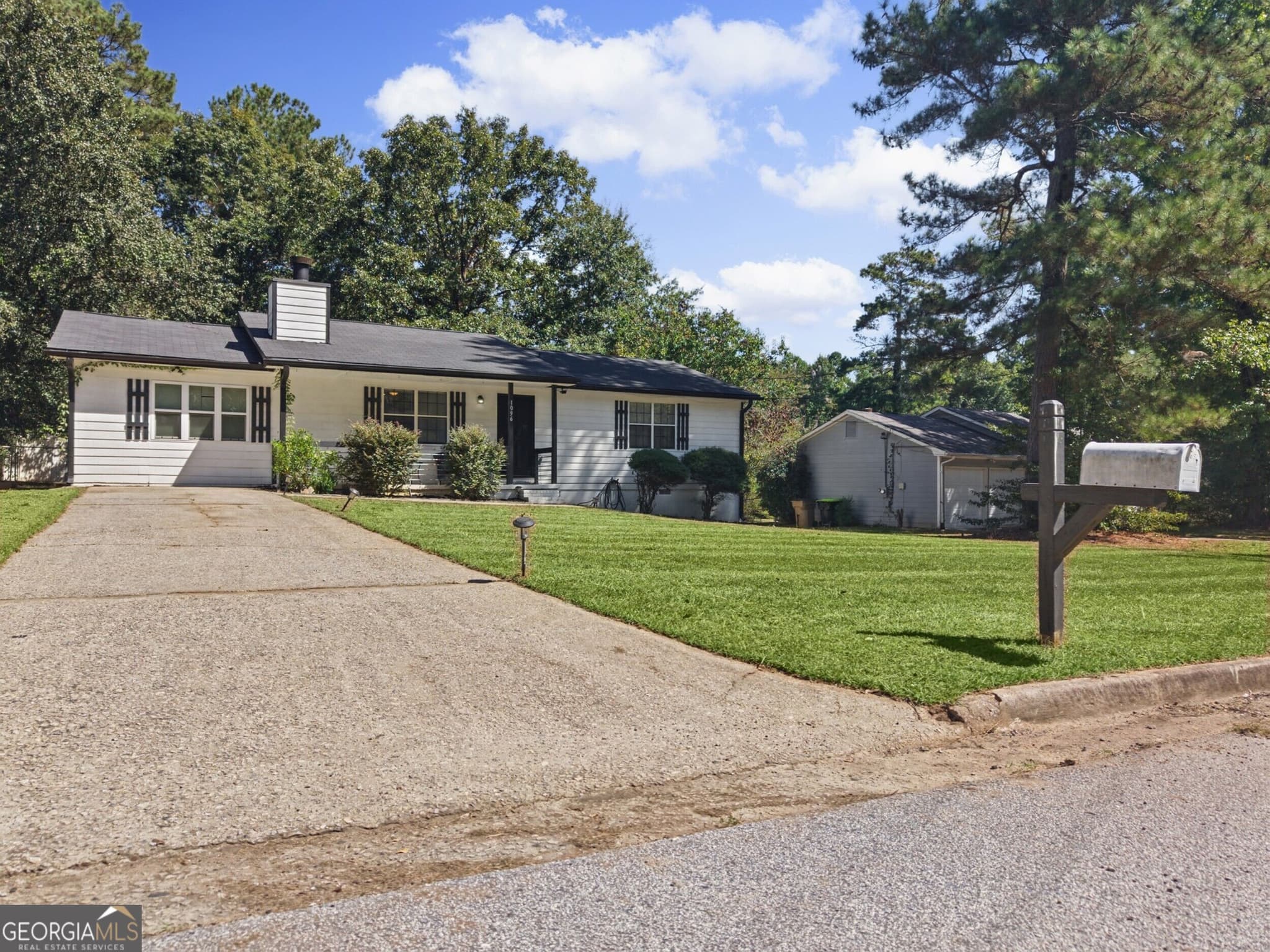 4 bedroom, 2 bathroom, 1,464 sq ft single family residence for sale at 1096 Greendale Lane, Jonesboro, GA 30238 — photo 4