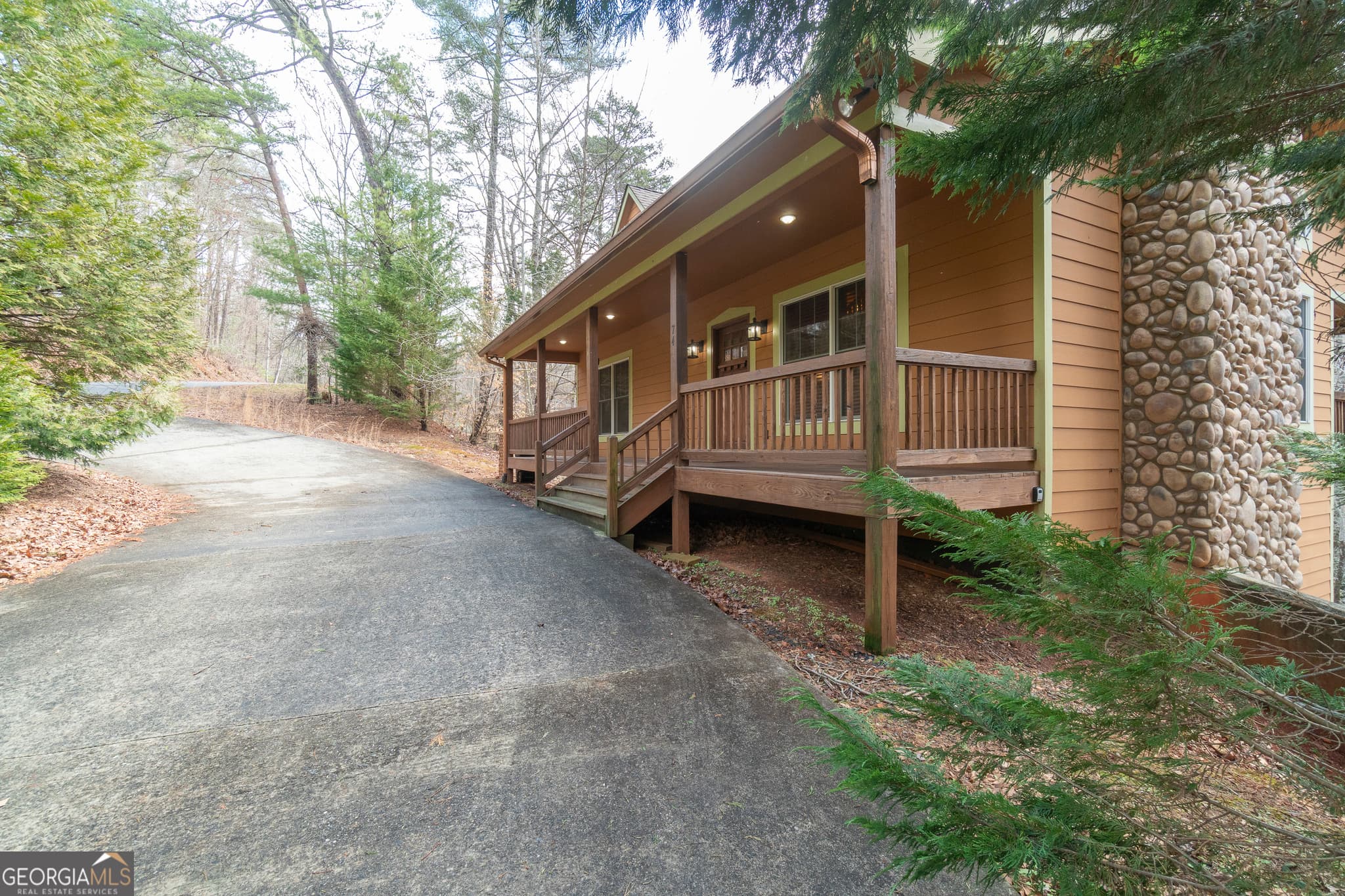 3 bedroom, 3.5 bathroom, 2,122 sq ft cabin,single family residence for sale at 74 Fussen Strasse, Helen, GA 30545 — photo 1 of 49