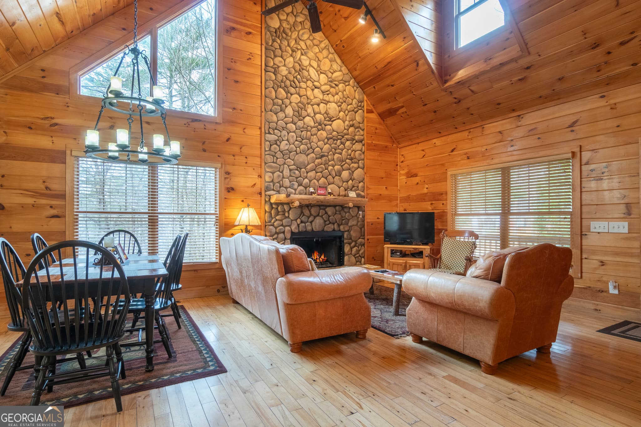 3 bedroom, 3.5 bathroom, 2,122 sq ft cabin,single family residence for sale at 74 Fussen Strasse, Helen, GA 30545 — photo 4