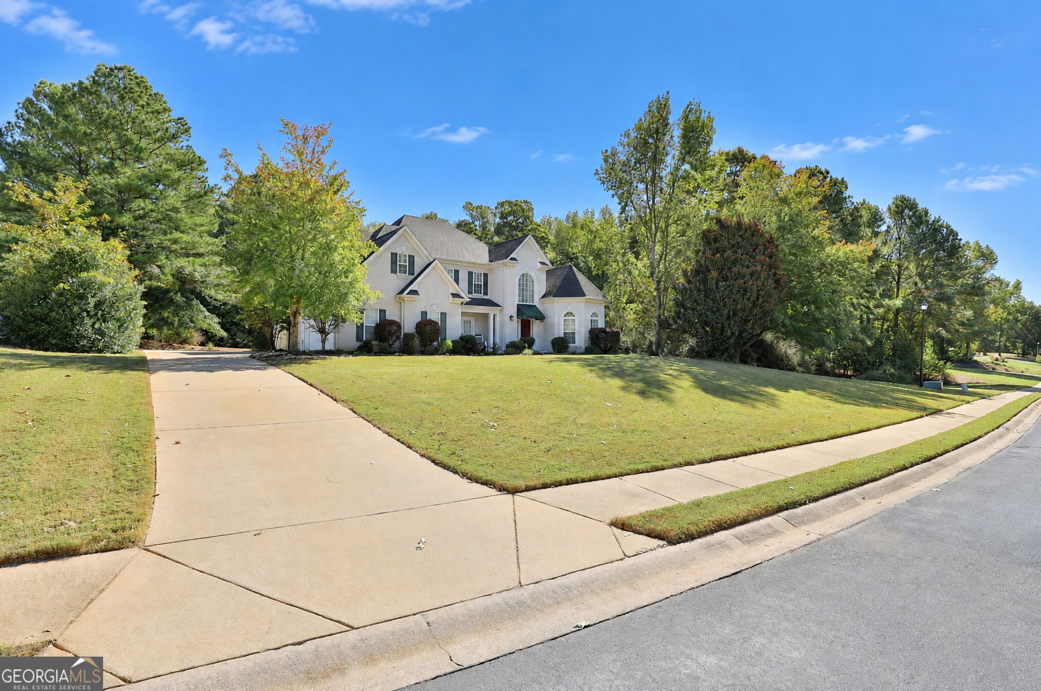 4 bedroom, 3.5 bathroom, 3,293 sq ft single family residence for sale at 200 Brechin Drive, Senoia, GA 30276 — photo 2