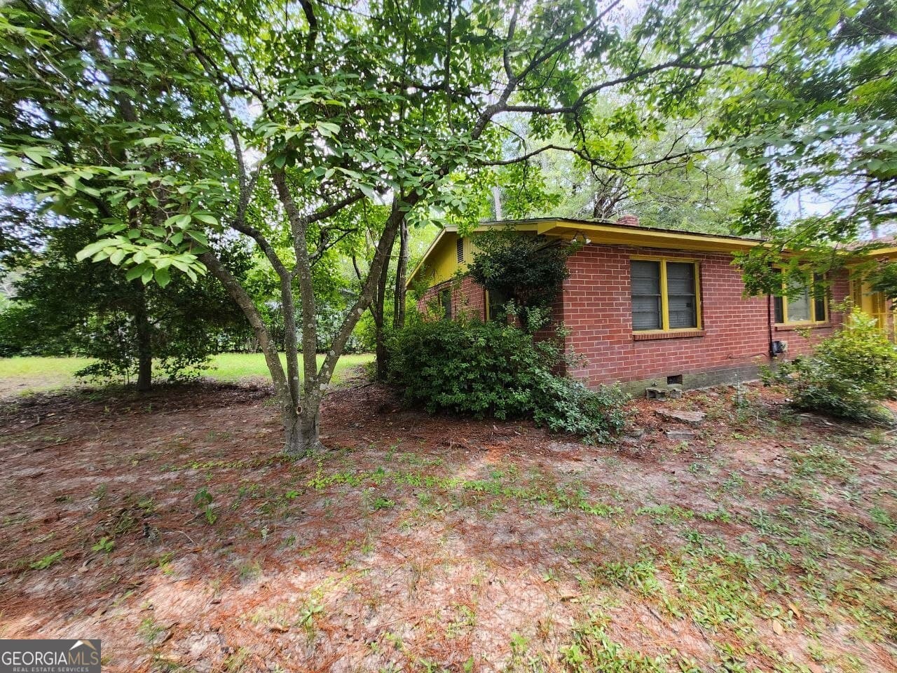 3 bedroom, 2 bathroom, 1,390 sq ft single family residence for sale at 700 Walnut Street, Albany, GA 31707 — photo 3