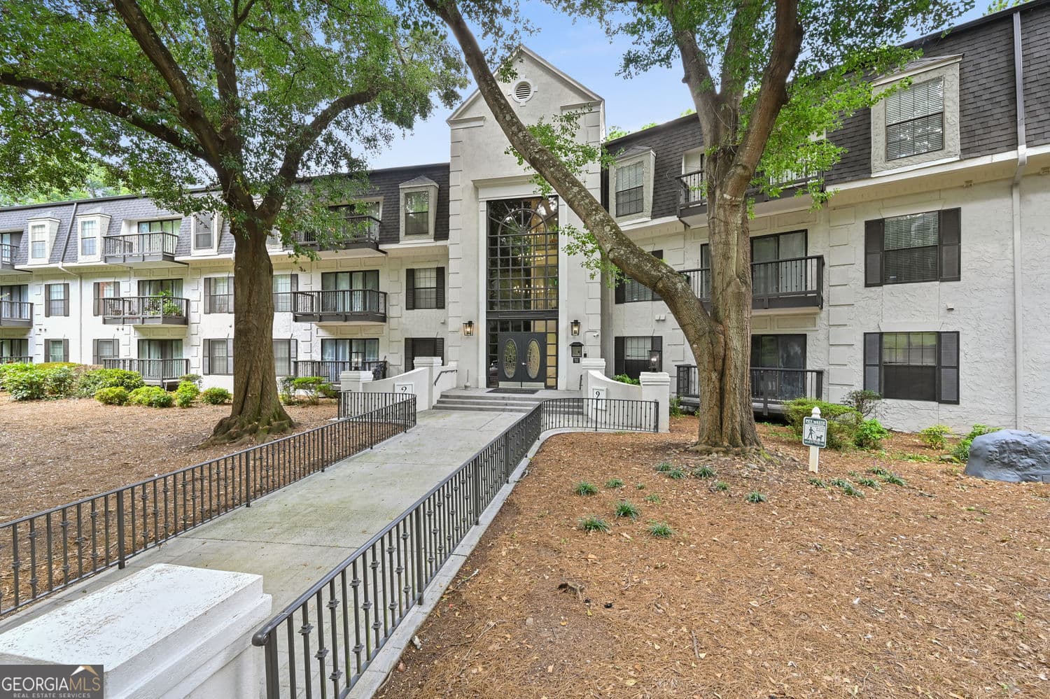 2 bedroom, 2 bathroom, 1,249 sq ft condominium for sale at 2201 Pine Heights Drive, Atlanta, GA 30324 — photo 6