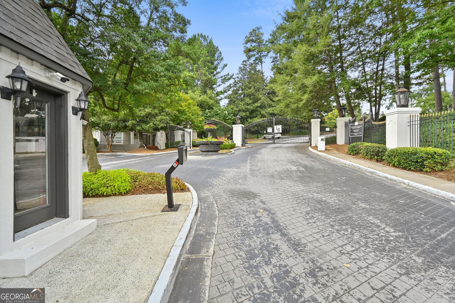 2 bedroom, 2 bathroom, 1,249 sq ft condominium for sale at 2201 Pine Heights Drive, Atlanta, GA 30324 — photo 3