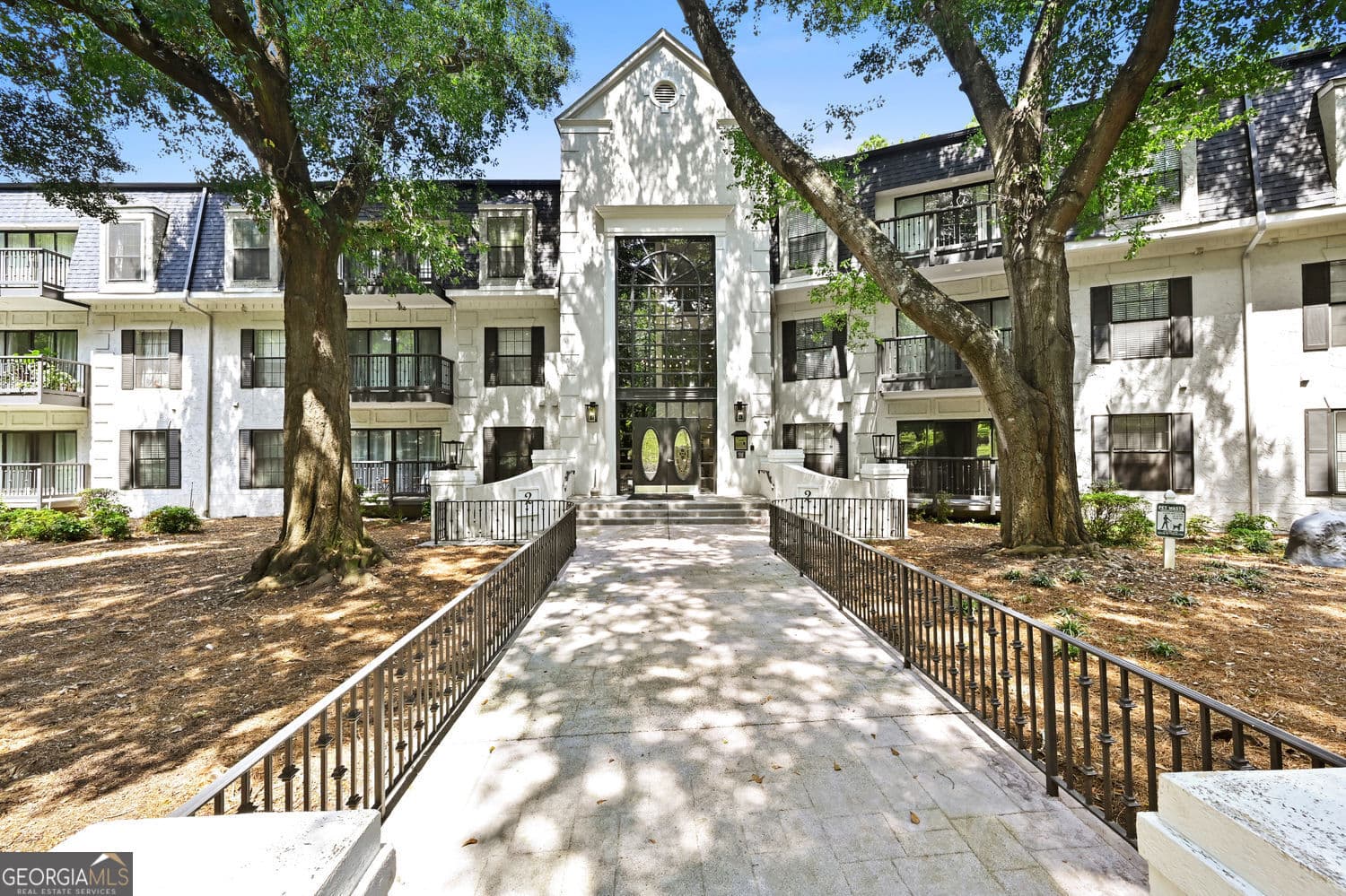 2 bedroom, 2 bathroom, 1,249 sq ft condominium for sale at 2201 Pine Heights Drive, Atlanta, GA 30324 — photo 1 of 41