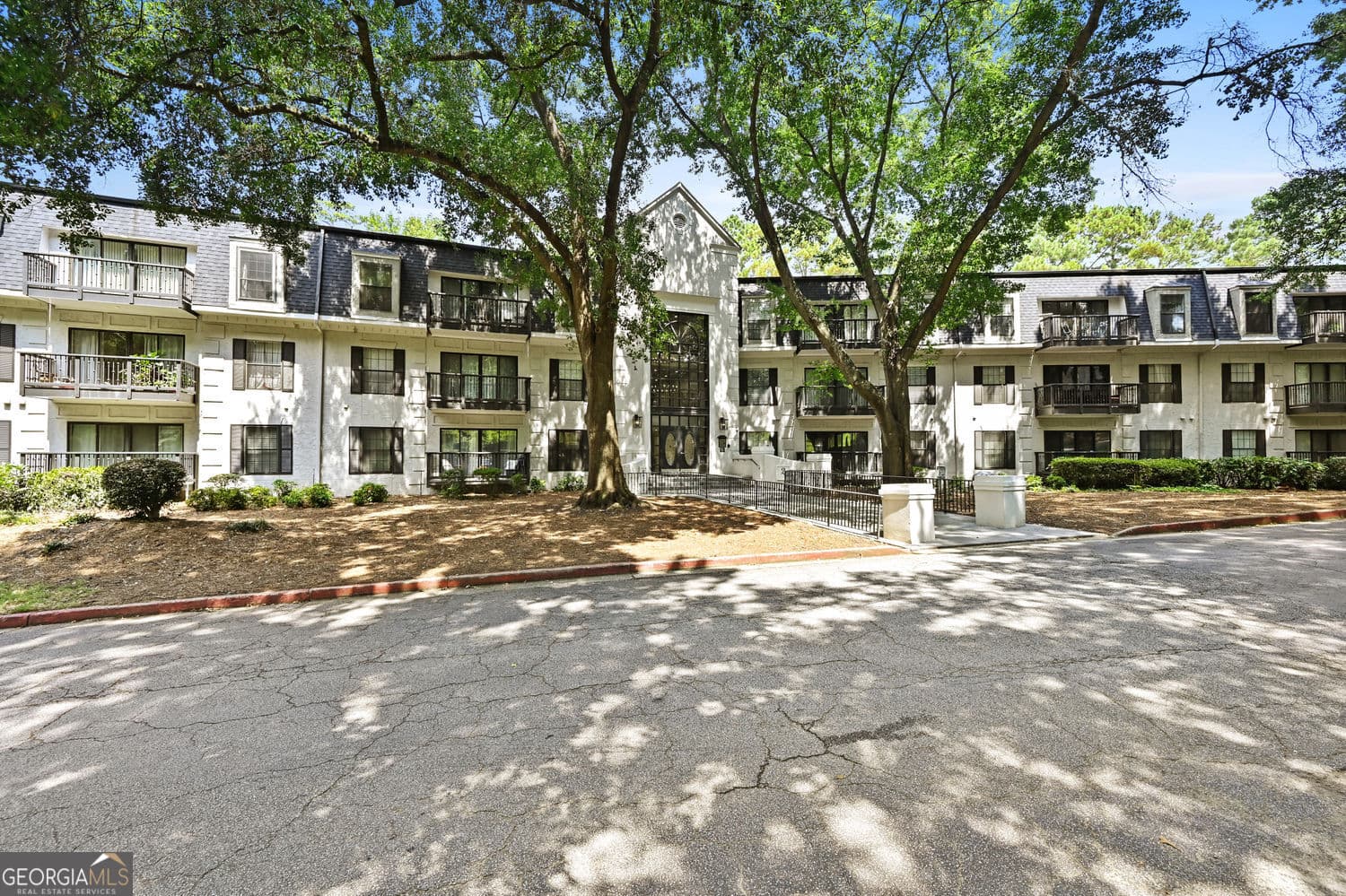 2 bedroom, 2 bathroom, 1,249 sq ft condominium for sale at 2201 Pine Heights Drive, Atlanta, GA 30324 — photo 5