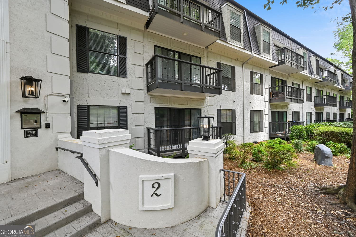 2 bedroom, 2 bathroom, 1,249 sq ft condominium for sale at 2201 Pine Heights Drive, Atlanta, GA 30324 — photo 8