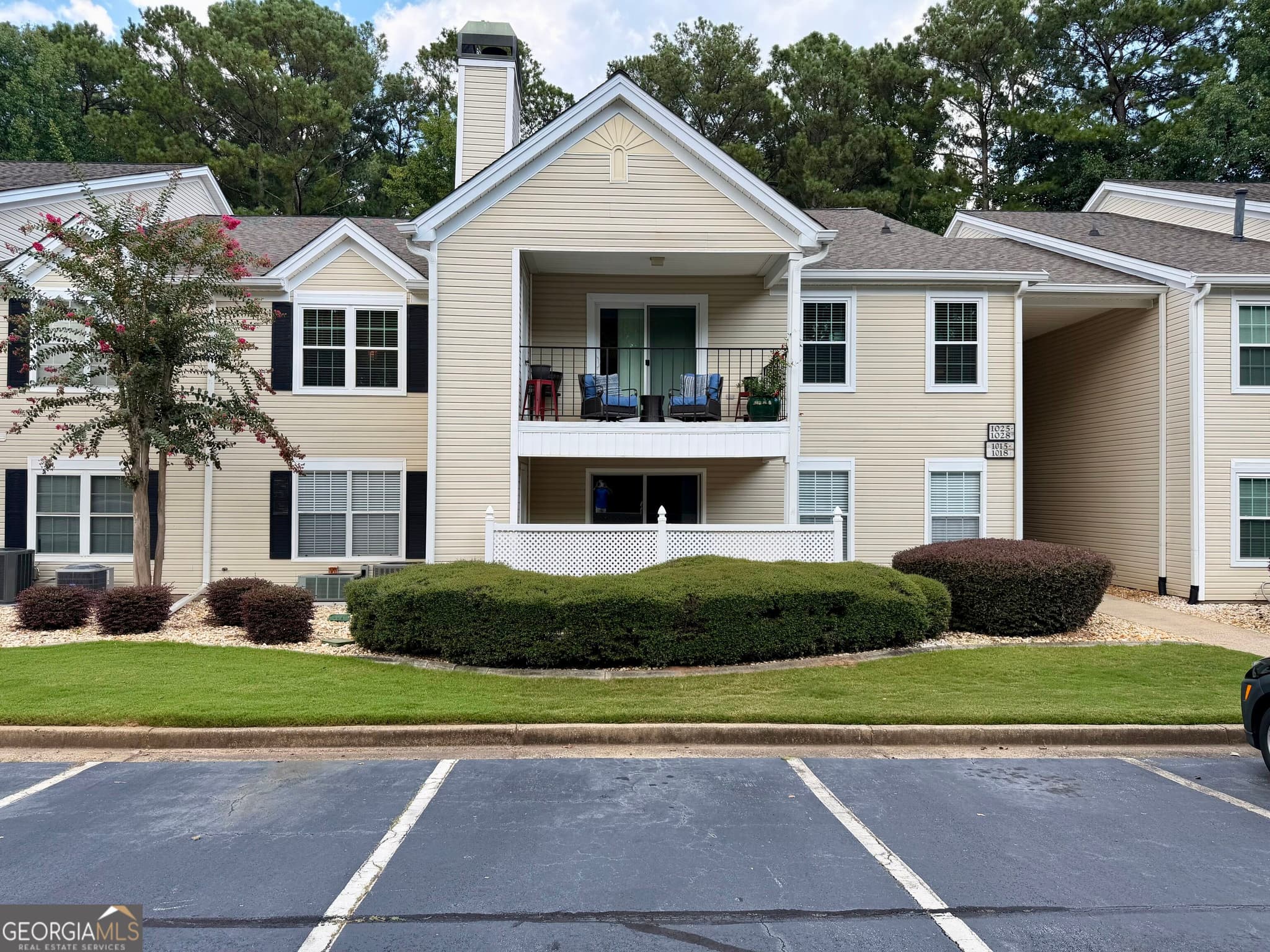 2 bedroom, 2 bathroom, 1,301 sq ft condominium for sale at 1015 Ridgefield Drive, Peachtree City, GA 30269
