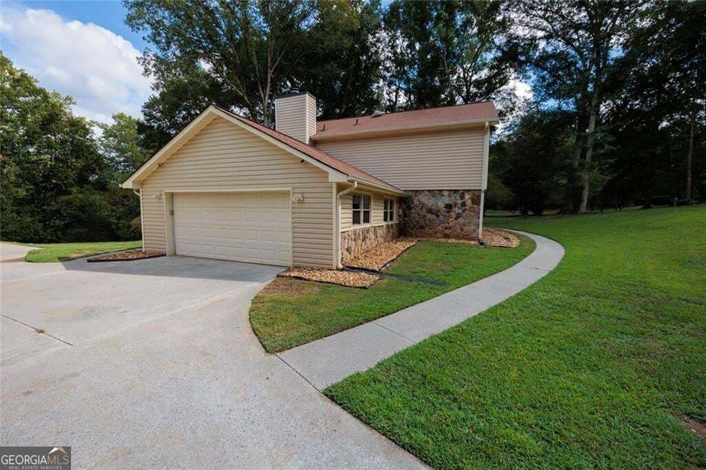 4 bedroom, 2.5 bathroom, 3,043 sq ft single family residence for sale at 551 Covered Bridge Trail, Fayetteville, GA 30214 — photo 4