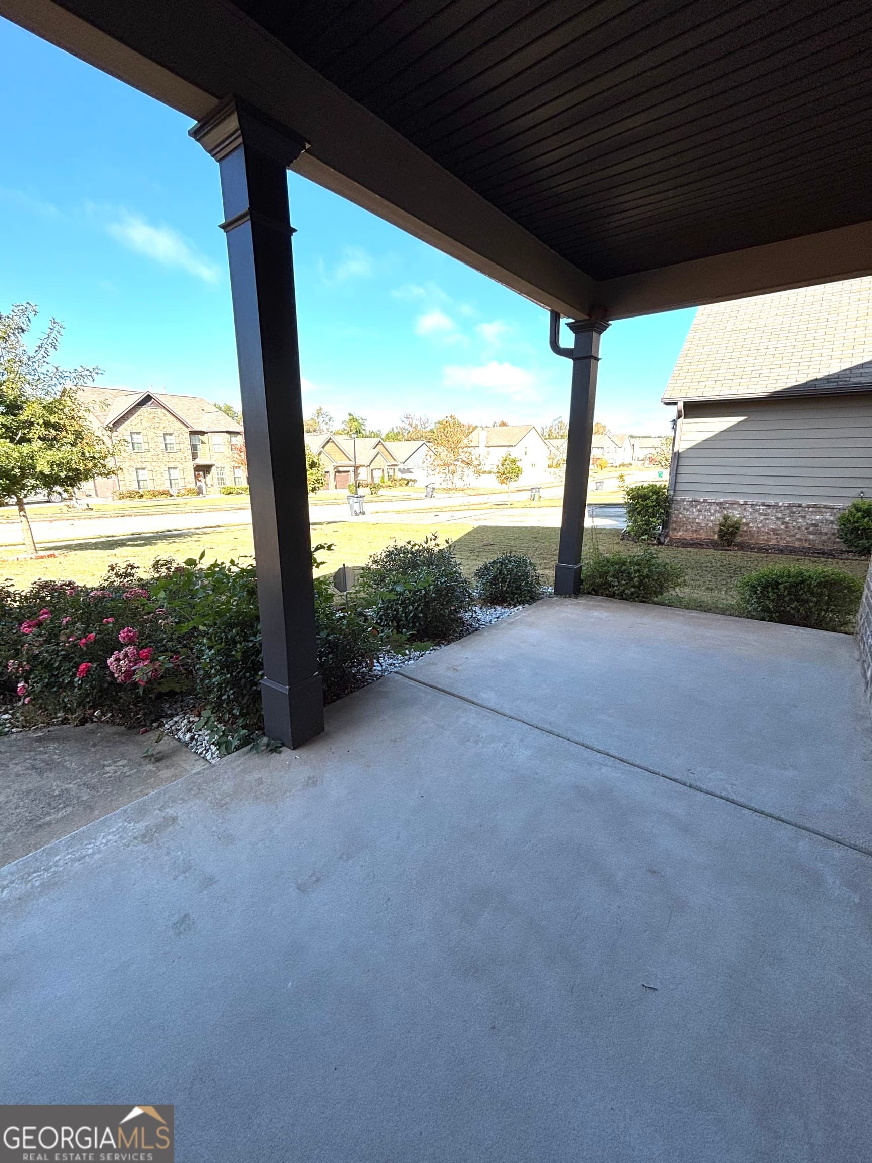 5 bedroom, 3 bathroom, 3,218 sq ft single family residence for sale at 197 Weymouth Drive, Locust Grove, GA 30248 — photo 3