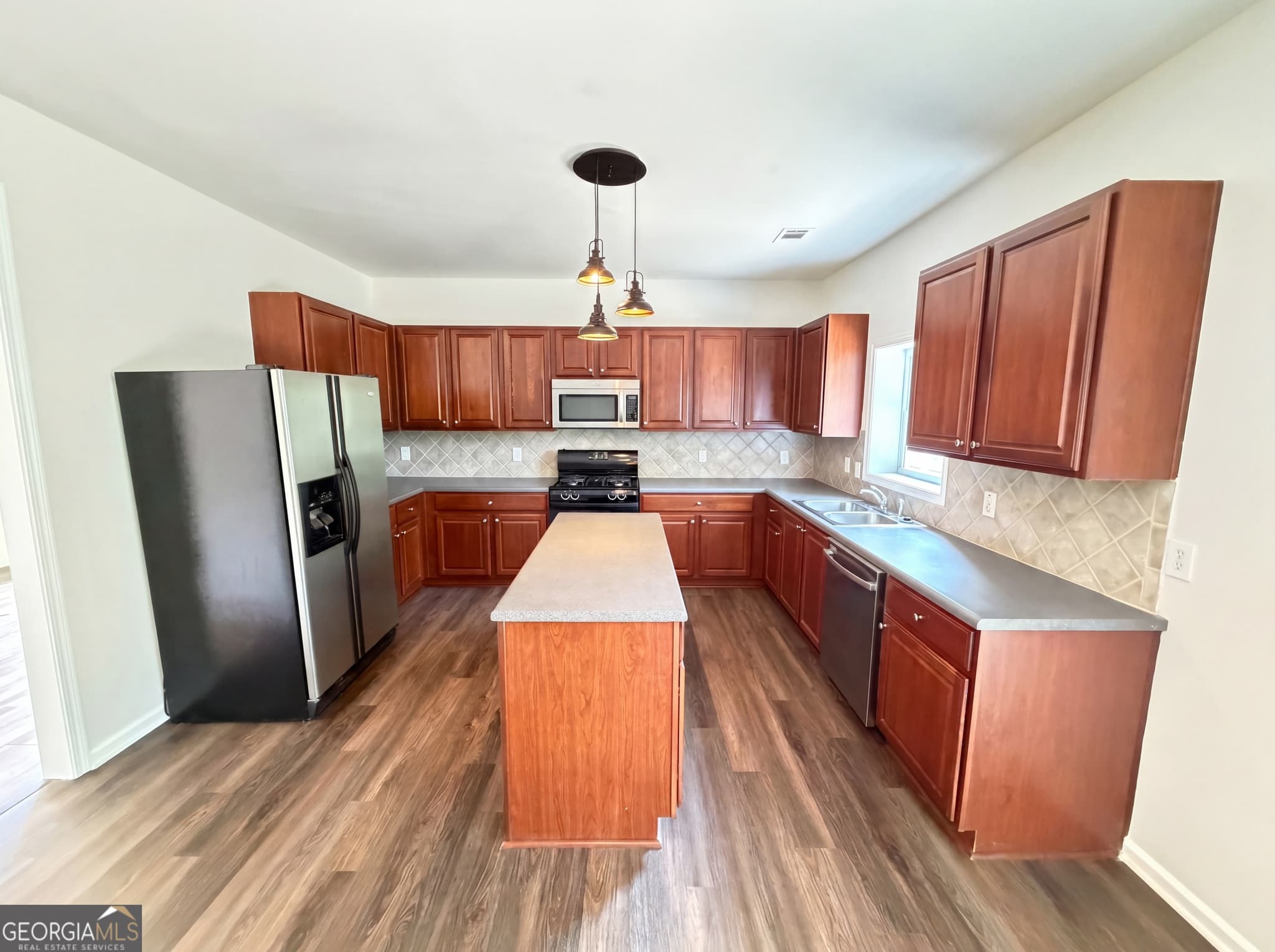 4 bedroom, 2.5 bathroom, 2,894 sq ft single family residence for sale at 109 Puckett Court, Canton, GA 30115 — photo 2