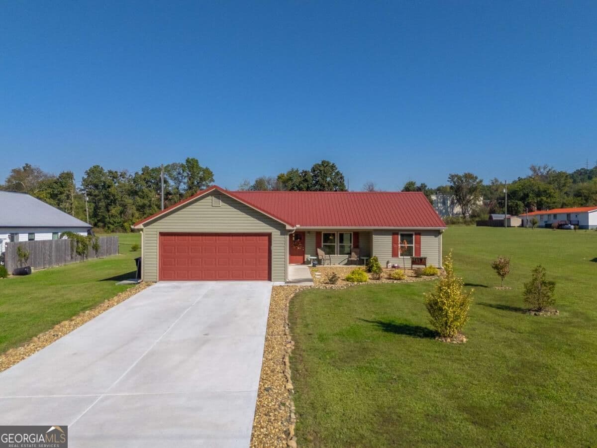 3 bedroom, 2 bathroom, 1,675 sq ft single family residence for sale at 124 Kelly Drive, White, GA 30184