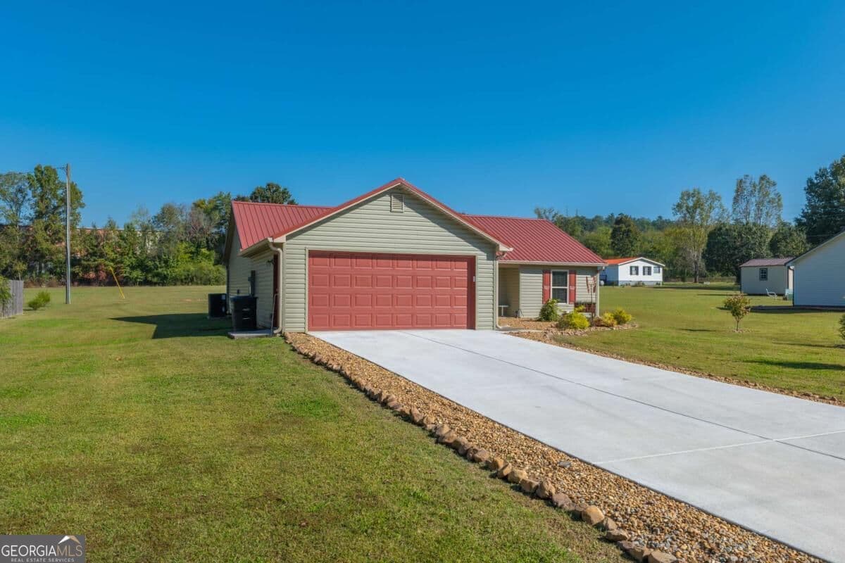3 bedroom, 2 bathroom, 1,675 sq ft single family residence for sale at 124 Kelly Drive, White, GA 30184 — photo 4